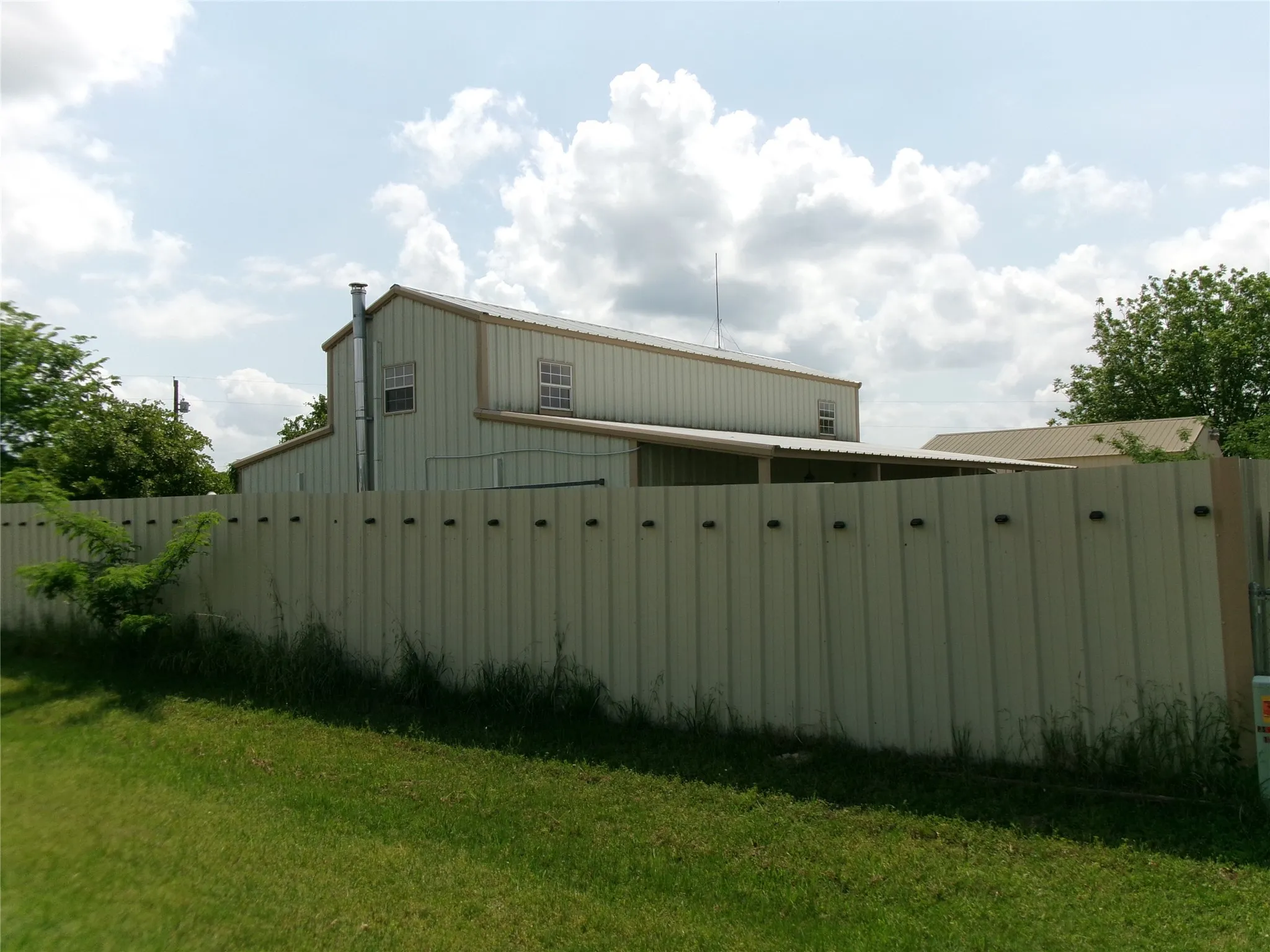 Single Family Residence For Sale in Wood County , 430 Waterfront Row, Quitman, Texas 75783, 2 Bedroom, 2 Bathroom, 4 Garage spaces, 1,856 Sqft, built in 2013, Preowned, mls#21239353, Real Estate Agent in Quitman, Homes For Sale in Wood county, Homes For Sale in Quitman, Realtor in Quitman Texas, Real Estate Brokerage Independent Realty Texas, Luminita Cordes Realtor