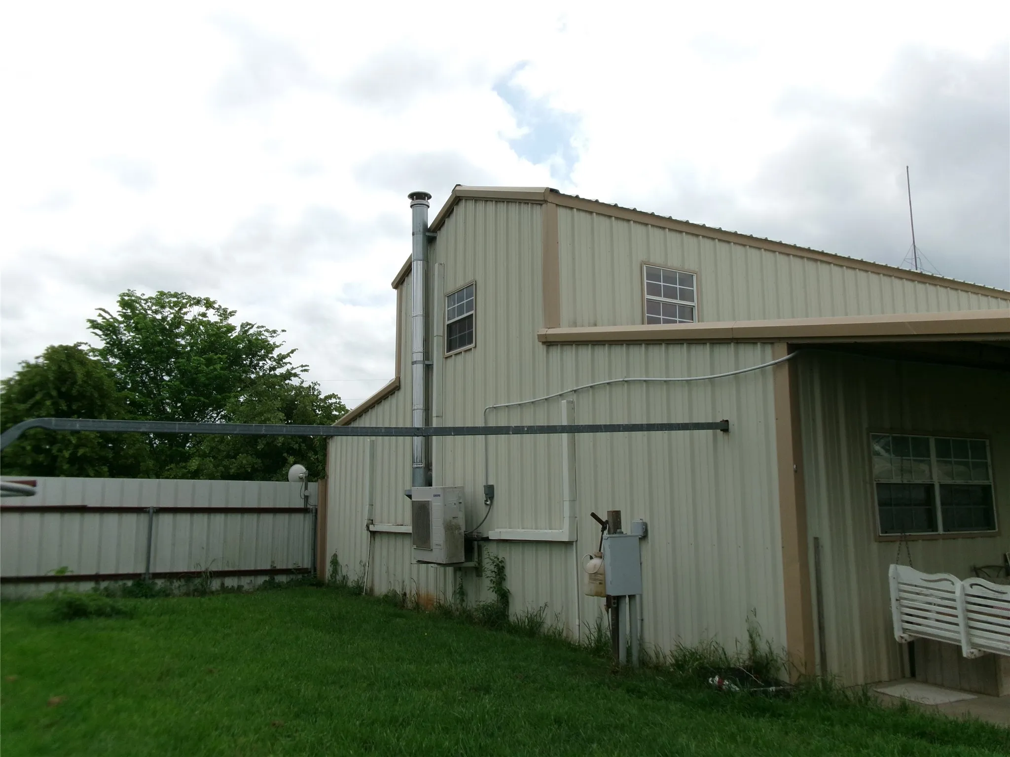 Single Family Residence For Sale in Wood County , 430 Waterfront Row, Quitman, Texas 75783, 2 Bedroom, 2 Bathroom, 4 Garage spaces, 1,856 Sqft, built in 2013, Preowned, mls#21239353, Real Estate Agent in Quitman, Homes For Sale in Wood county, Homes For Sale in Quitman, Realtor in Quitman Texas, Real Estate Brokerage Independent Realty Texas, Luminita Cordes Realtor
