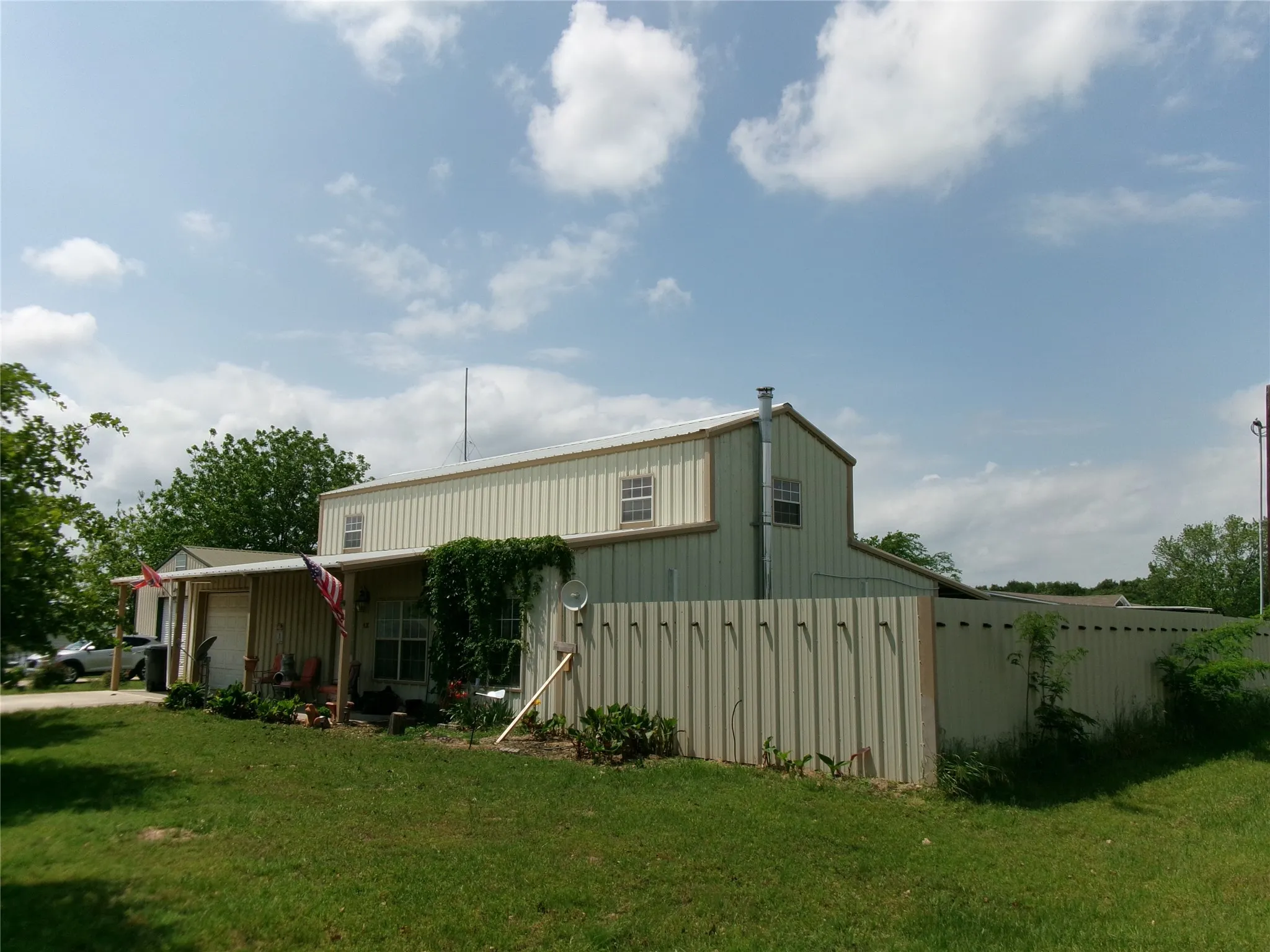 Single Family Residence For Sale in Wood County , 430 Waterfront Row, Quitman, Texas 75783, 2 Bedroom, 2 Bathroom, 4 Garage spaces, 1,856 Sqft, built in 2013, Preowned, mls#21239353, Real Estate Agent in Quitman, Homes For Sale in Wood county, Homes For Sale in Quitman, Realtor in Quitman Texas, Real Estate Brokerage Independent Realty Texas, Luminita Cordes Realtor