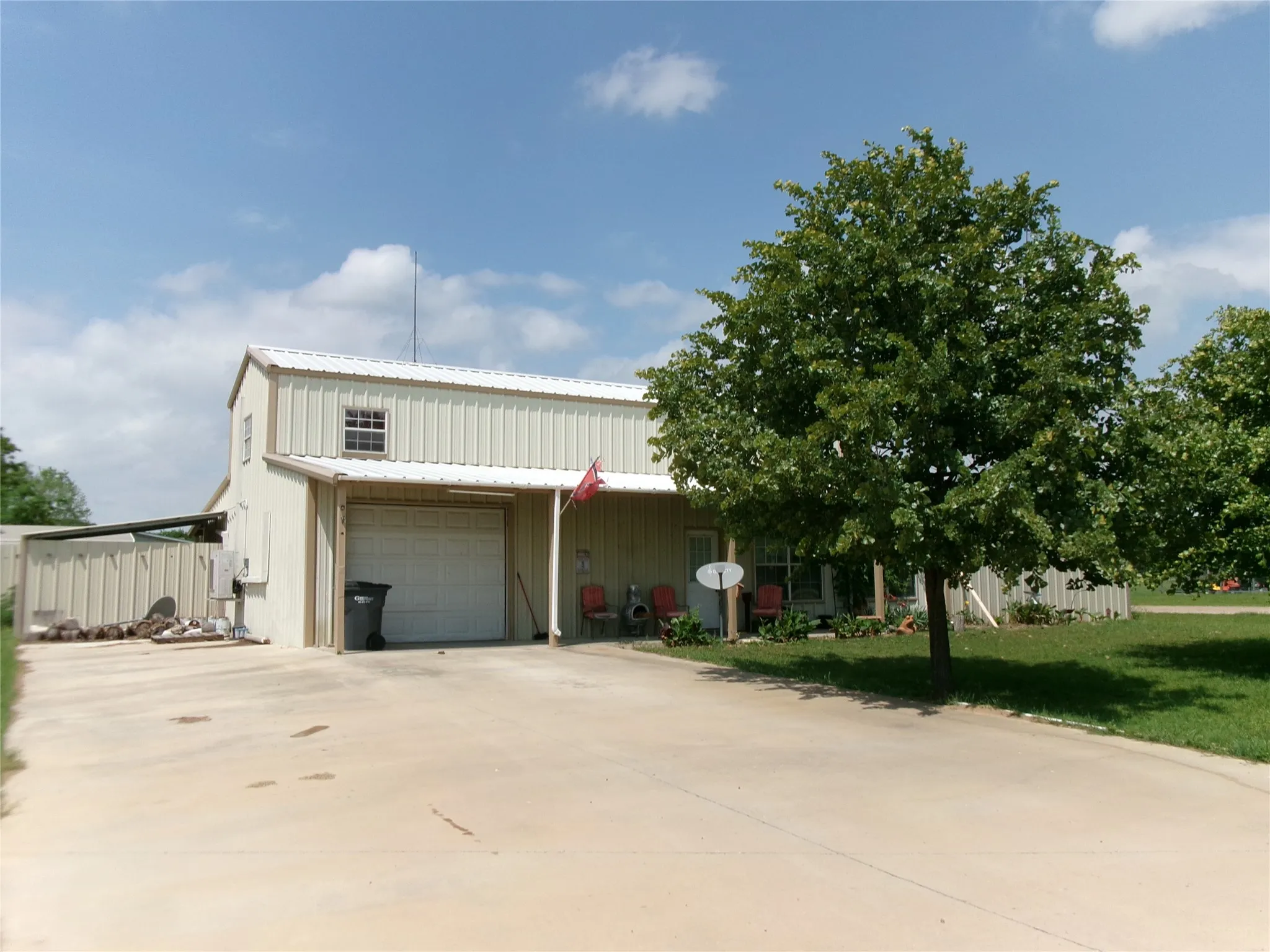 Single Family Residence For Sale in Wood County , 430 Waterfront Row, Quitman, Texas 75783, 2 Bedroom, 2 Bathroom, 4 Garage spaces, 1,856 Sqft, built in 2013, Preowned, mls#21239353, Real Estate Agent in Quitman, Homes For Sale in Wood county, Homes For Sale in Quitman, Realtor in Quitman Texas, Real Estate Brokerage Independent Realty Texas, Luminita Cordes Realtor