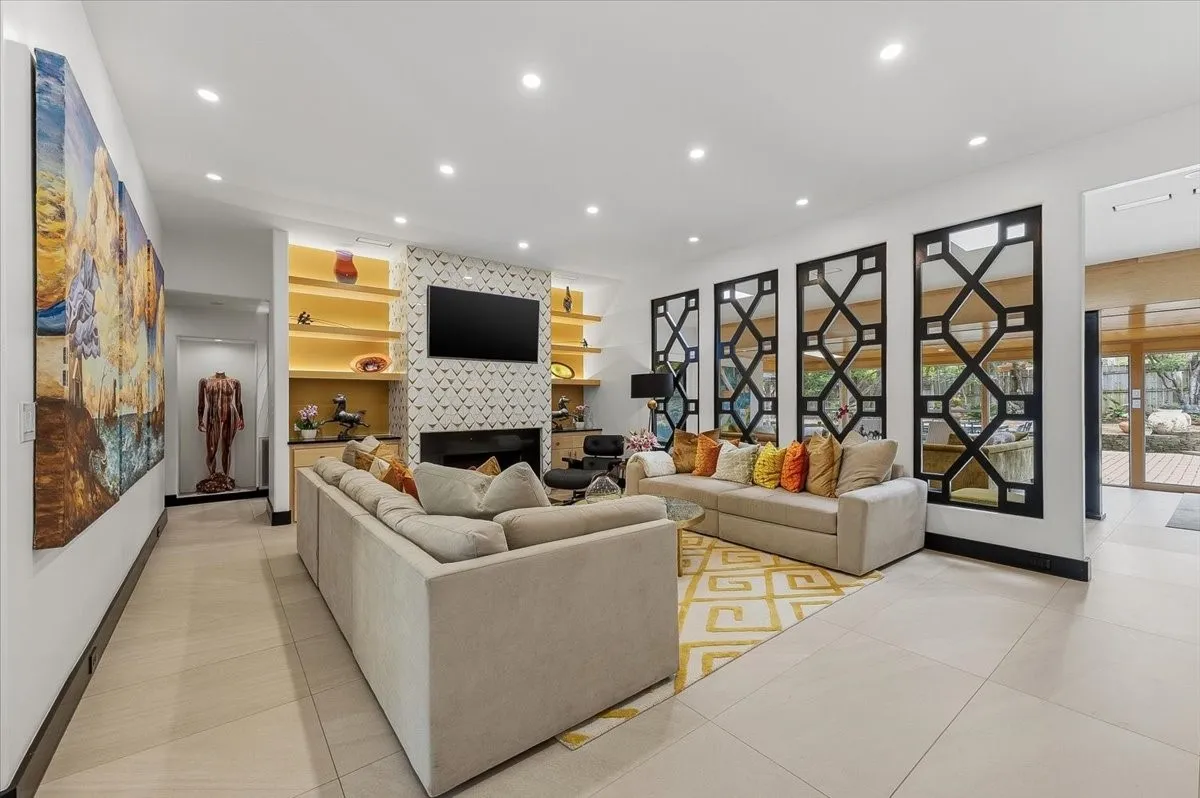 Living room w fireplace