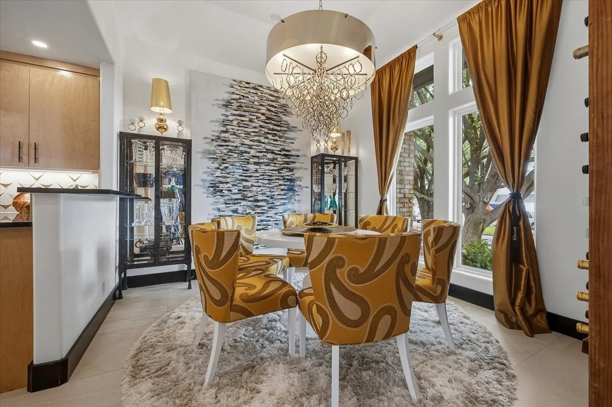 Dining area off kitchen