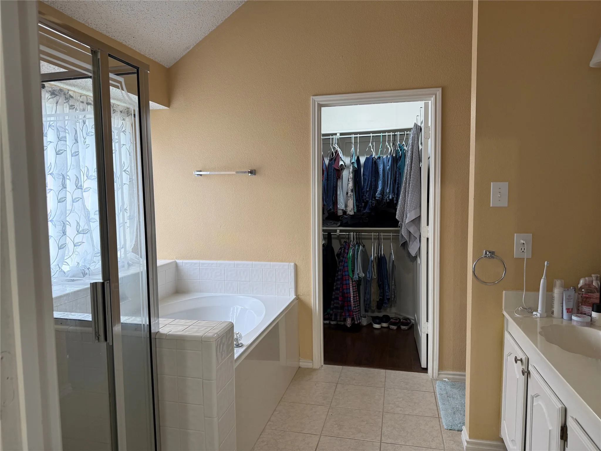 Single Family Residence For Rent in Collin County , 11616 Charlotte Lane, Frisco, Texas 75035, 3 Bedrooms, 2 Bathrooms, 2 Garage spaces, 1,691 Sqft, built in 1994, Preowned, Price $2,400, mls#21243994, Real Estate Agent in Frisco, Homes For Rent in Collin county, Homes For Rent in Frisco, Realtor in Frisco Texas, Real Estate Brokerage Independent Realty Texas, Luminita Cordes Realtor
