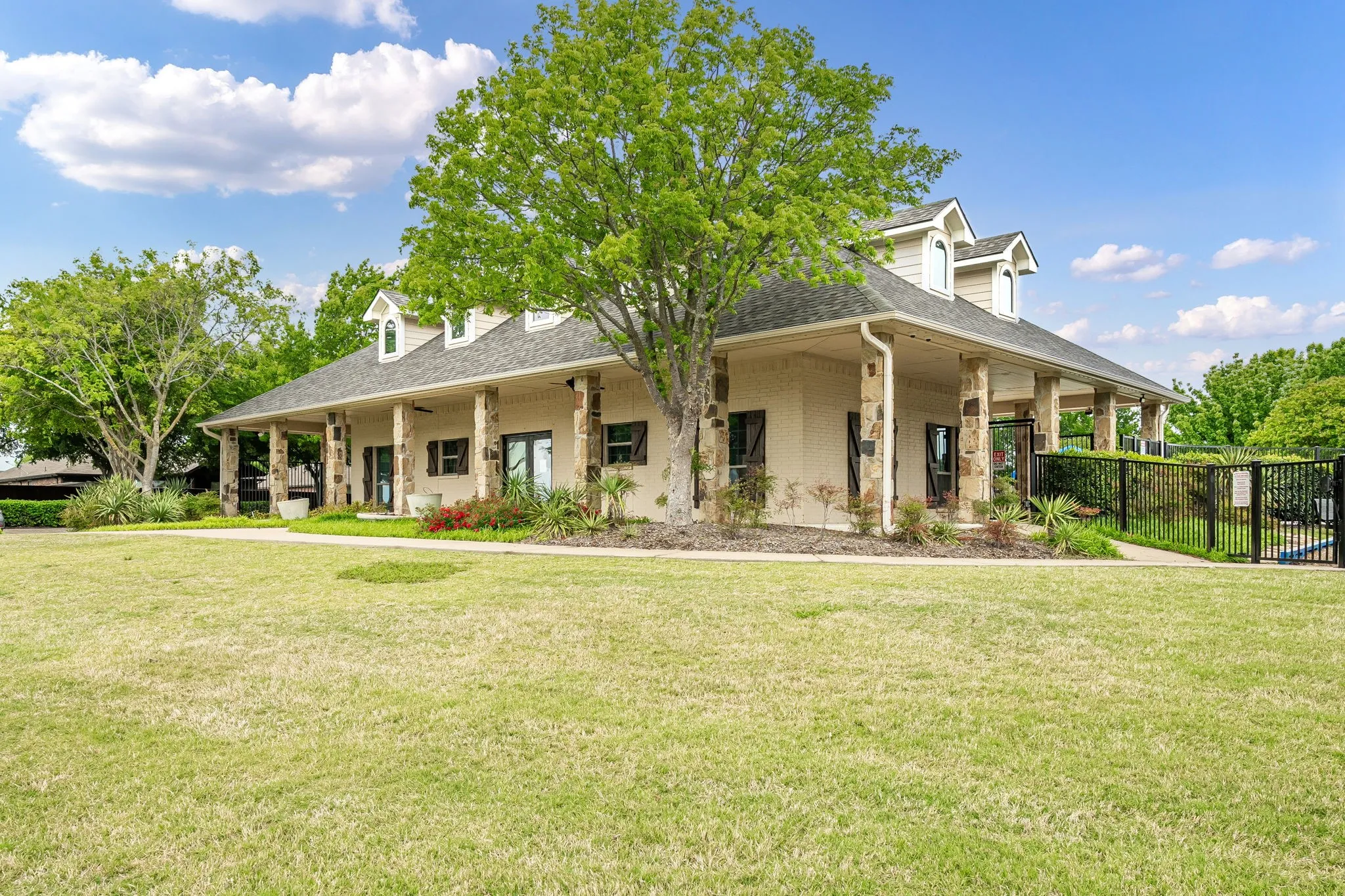 Enjoy all the neighborhood amenities including two pools, clubhouse, putting green, fitness center, fishing ponds, walking paths, parks and playgrounds, and a basketball court. Great proximity to retail, restaurants, schools and major arterial routes.