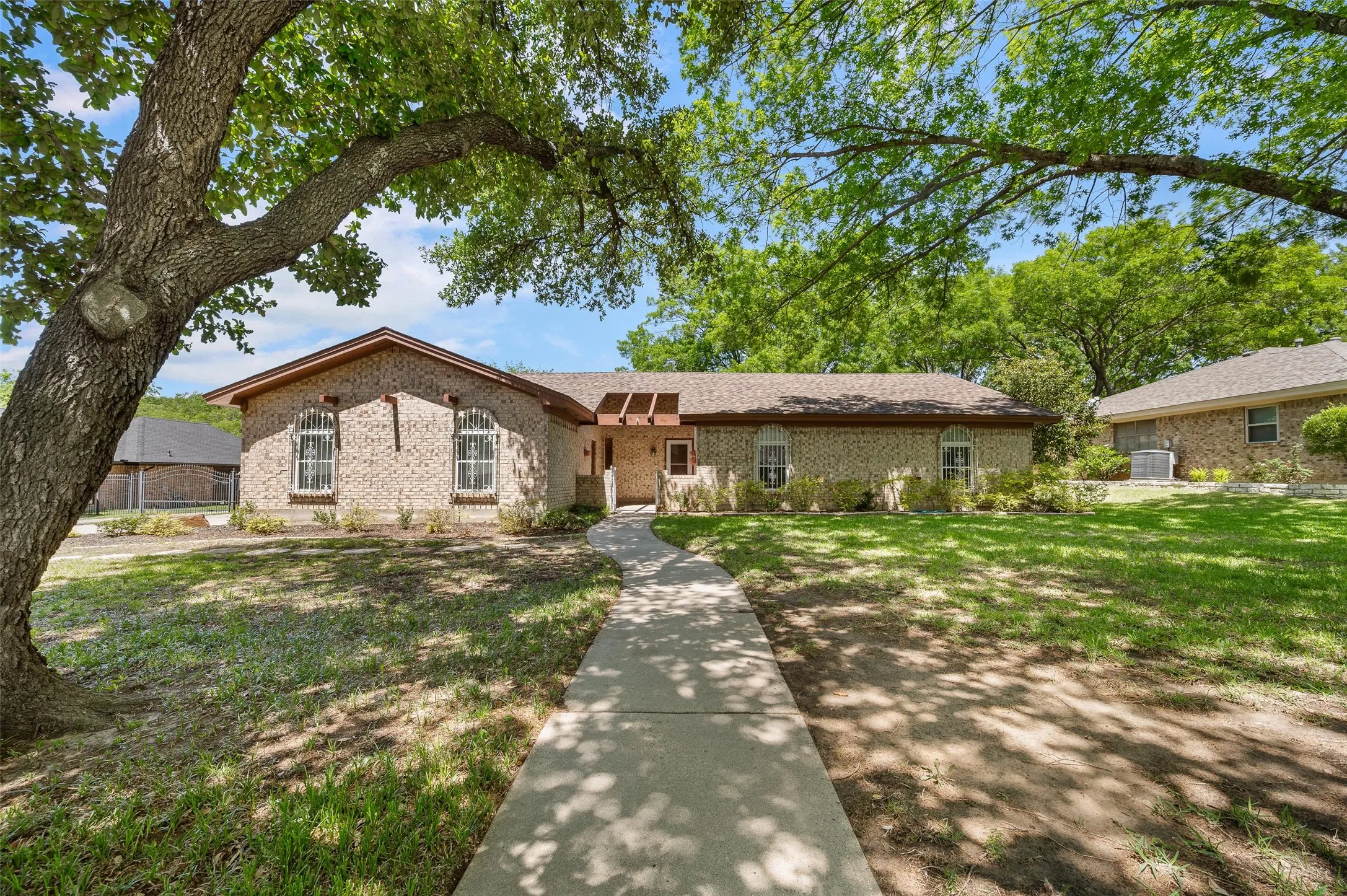 Single Family Residence For Sale in Tarrant County , 104 W Oak Valley Drive, Colleyville, Texas 76034, 4 Bedroom, 2 Bathroom, 2 Garage spaces, 2,475 Sqft, built in 1974, Preowned, mls#21242381, Real Estate Agent in Colleyville, Homes For Sale in Tarrant county, Homes For Sale in Colleyville, Realtor in Colleyville Texas, Real Estate Brokerage Independent Realty Texas, Luminita Cordes Realtor