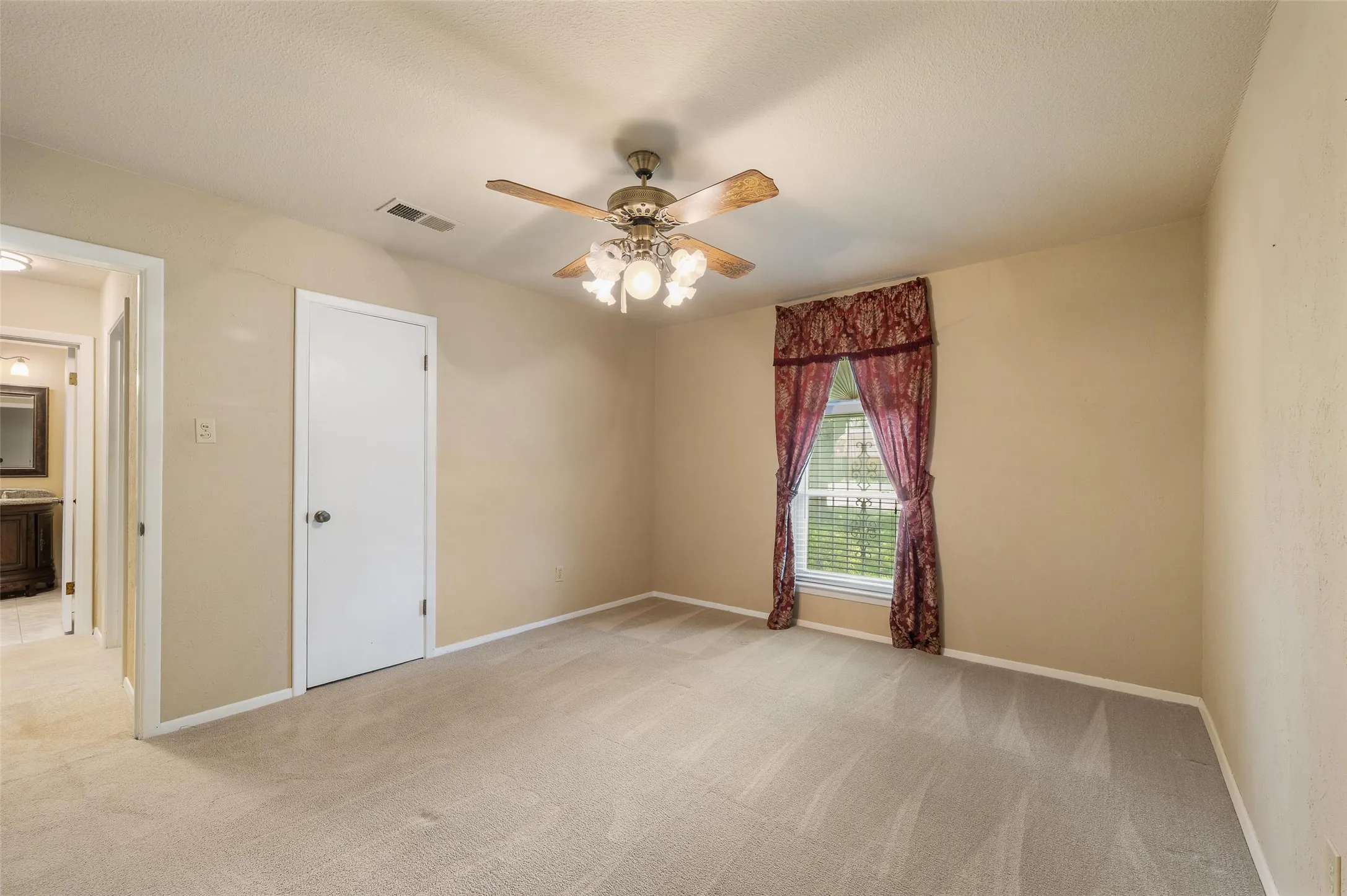 Ceiling fans and lush carpet in all the bedrooms.