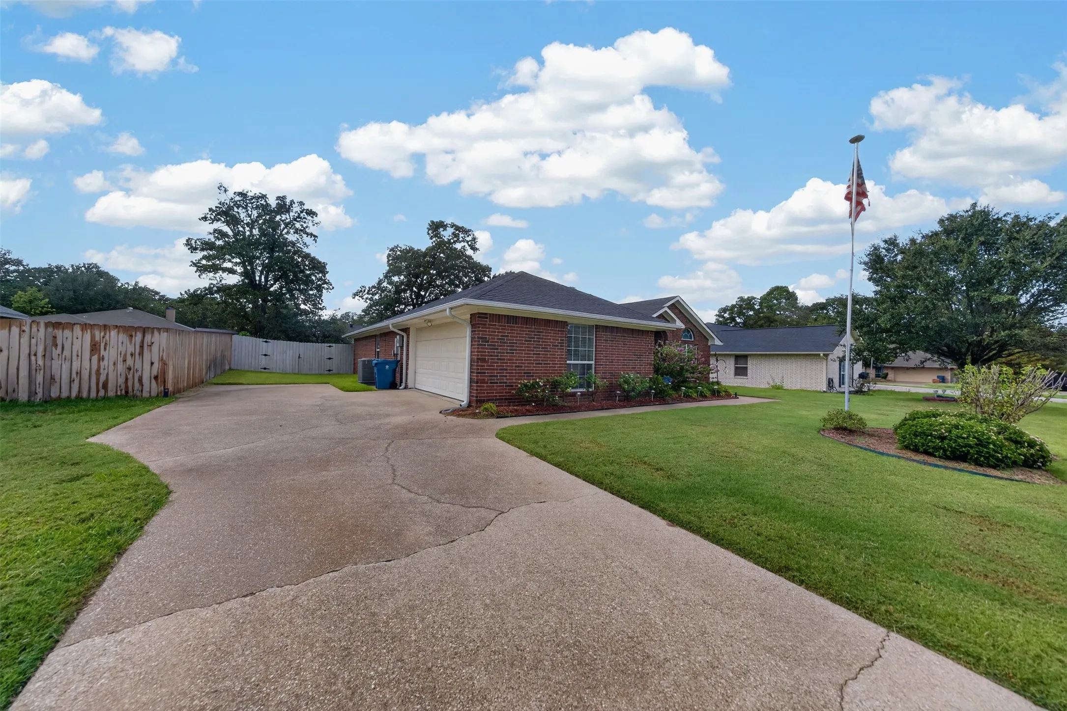 Single Family Residence For Sale in Smith County , 514 Noah Lane, Lindale, Texas 75771, 3 Bedroom, 2 Bathroom, 2 Garage spaces, 2,002 Sqft, built in 2002, mls#21244097, Real Estate Agent in Lindale, Homes For Sale in Smith county, Homes For Sale in Lindale, Realtor in Lindale Texas, Real Estate Brokerage Independent Realty Texas, Luminita Cordes Realtor