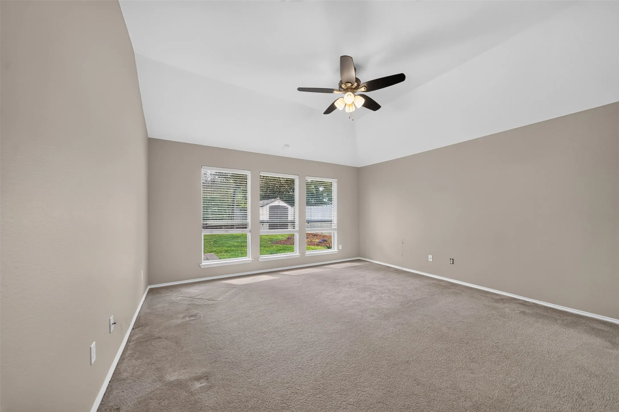 Single Family Residence For Sale in Smith County , 514 Noah Lane, Lindale, Texas 75771, 3 Bedroom, 2 Bathroom, 2 Garage spaces, 2,002 Sqft, built in 2002, mls#21244097, Real Estate Agent in Lindale, Homes For Sale in Smith county, Homes For Sale in Lindale, Realtor in Lindale Texas, Real Estate Brokerage Independent Realty Texas, Luminita Cordes Realtor