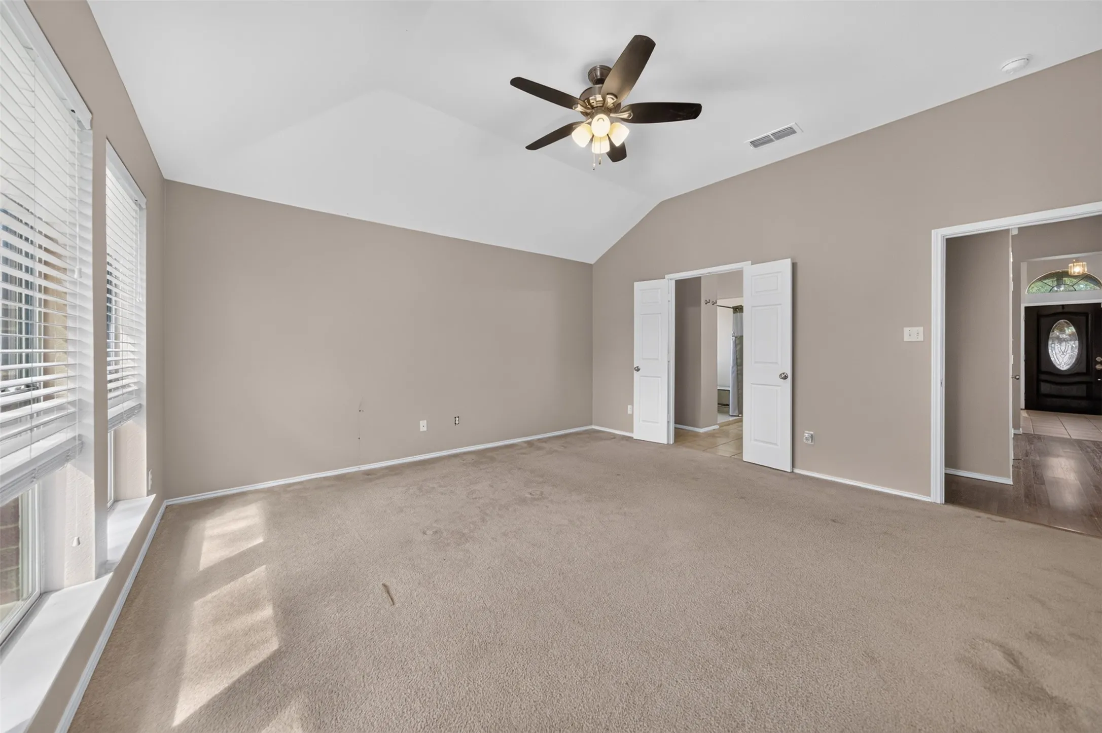Single Family Residence For Sale in Smith County , 514 Noah Lane, Lindale, Texas 75771, 3 Bedroom, 2 Bathroom, 2 Garage spaces, 2,002 Sqft, built in 2002, mls#21244097, Real Estate Agent in Lindale, Homes For Sale in Smith county, Homes For Sale in Lindale, Realtor in Lindale Texas, Real Estate Brokerage Independent Realty Texas, Luminita Cordes Realtor