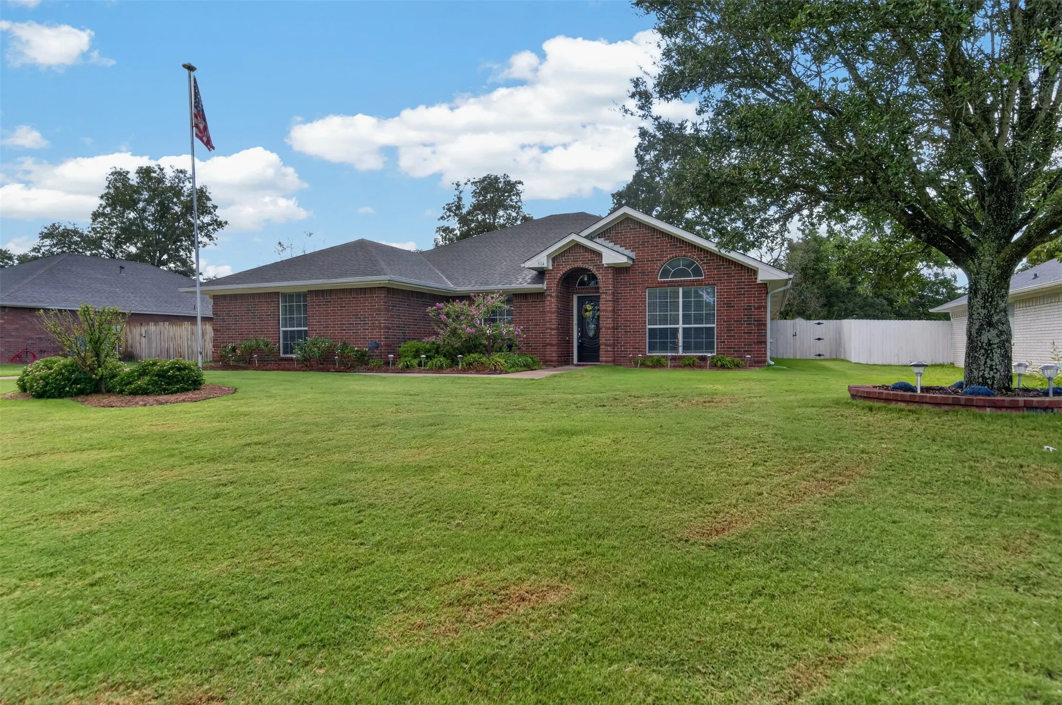 Single Family Residence For Sale in Smith County , 514 Noah Lane, Lindale, Texas 75771, 3 Bedroom, 2 Bathroom, 2 Garage spaces, 2,002 Sqft, built in 2002, mls#21244097, Real Estate Agent in Lindale, Homes For Sale in Smith county, Homes For Sale in Lindale, Realtor in Lindale Texas, Real Estate Brokerage Independent Realty Texas, Luminita Cordes Realtor