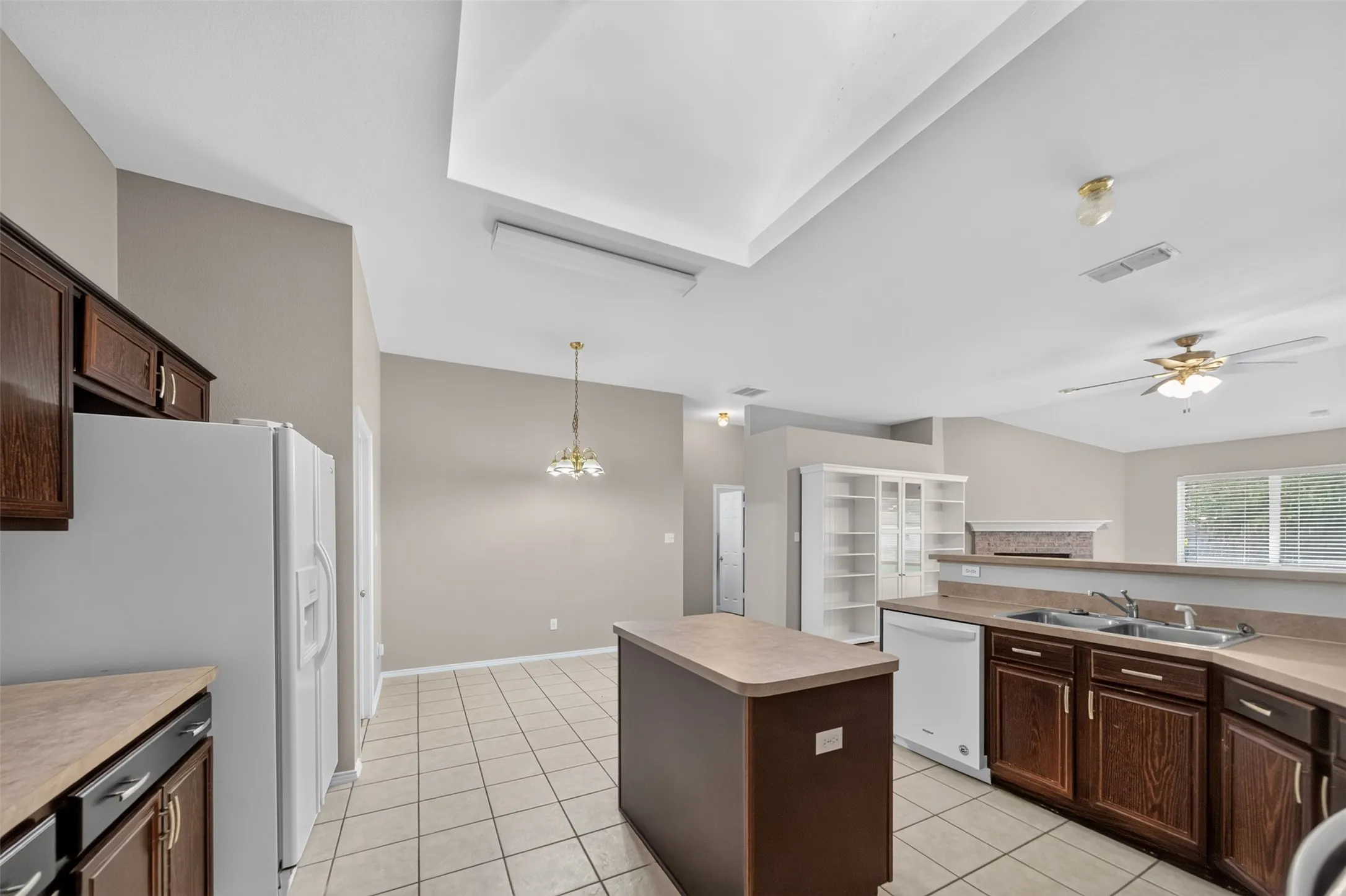 Single Family Residence For Sale in Smith County , 514 Noah Lane, Lindale, Texas 75771, 3 Bedroom, 2 Bathroom, 2 Garage spaces, 2,002 Sqft, built in 2002, mls#21244097, Real Estate Agent in Lindale, Homes For Sale in Smith county, Homes For Sale in Lindale, Realtor in Lindale Texas, Real Estate Brokerage Independent Realty Texas, Luminita Cordes Realtor