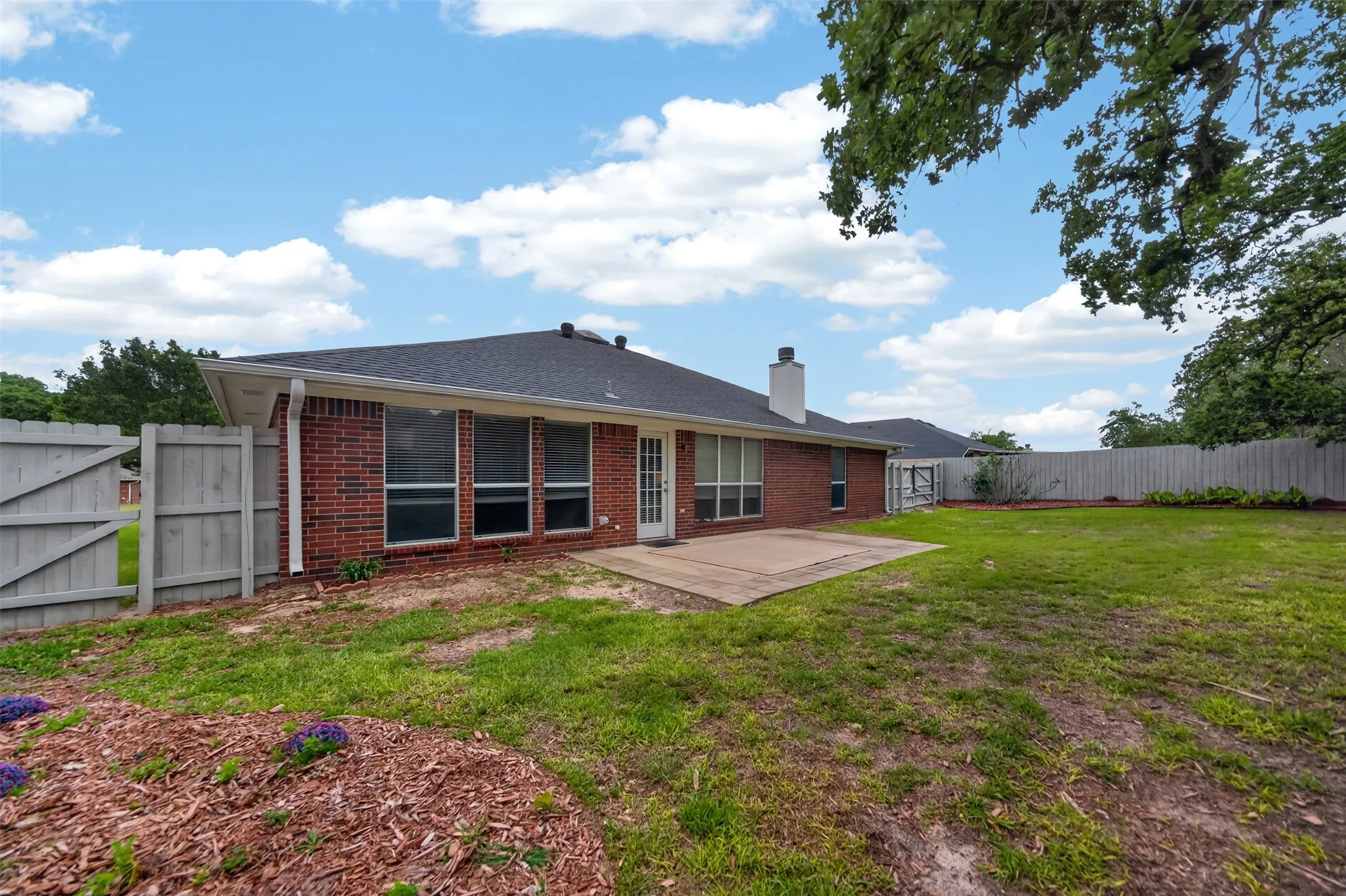 Single Family Residence For Sale in Smith County , 514 Noah Lane, Lindale, Texas 75771, 3 Bedroom, 2 Bathroom, 2 Garage spaces, 2,002 Sqft, built in 2002, mls#21244097, Real Estate Agent in Lindale, Homes For Sale in Smith county, Homes For Sale in Lindale, Realtor in Lindale Texas, Real Estate Brokerage Independent Realty Texas, Luminita Cordes Realtor