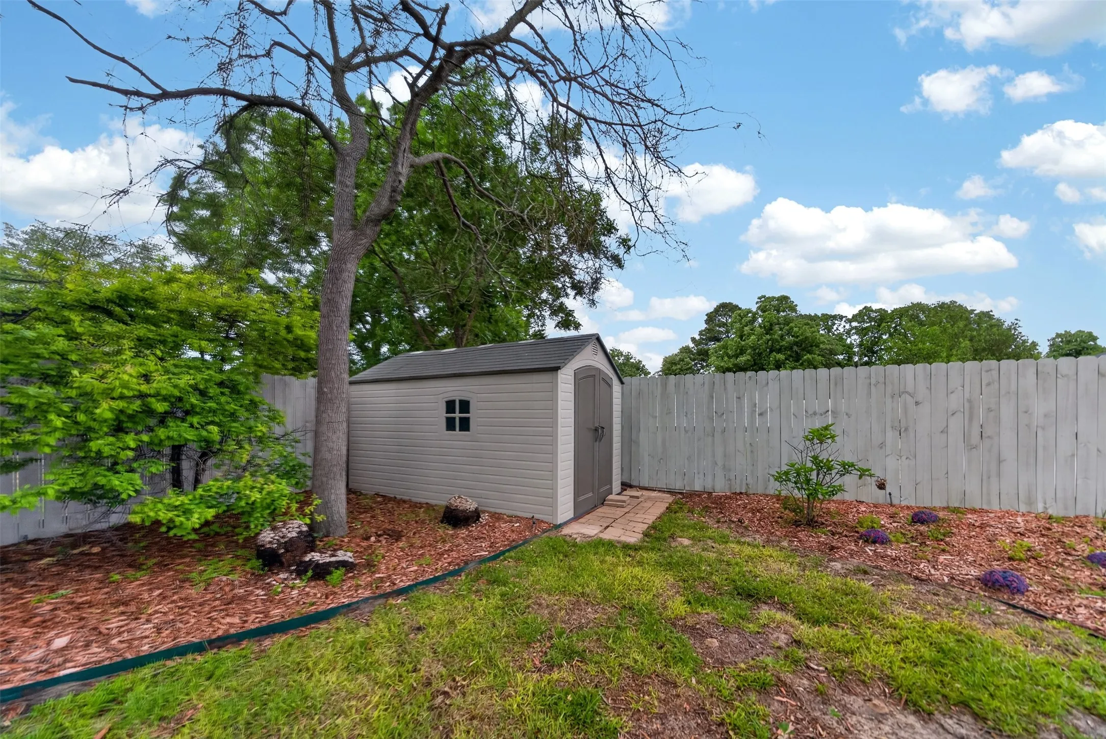 Single Family Residence For Sale in Smith County , 514 Noah Lane, Lindale, Texas 75771, 3 Bedroom, 2 Bathroom, 2 Garage spaces, 2,002 Sqft, built in 2002, mls#21244097, Real Estate Agent in Lindale, Homes For Sale in Smith county, Homes For Sale in Lindale, Realtor in Lindale Texas, Real Estate Brokerage Independent Realty Texas, Luminita Cordes Realtor