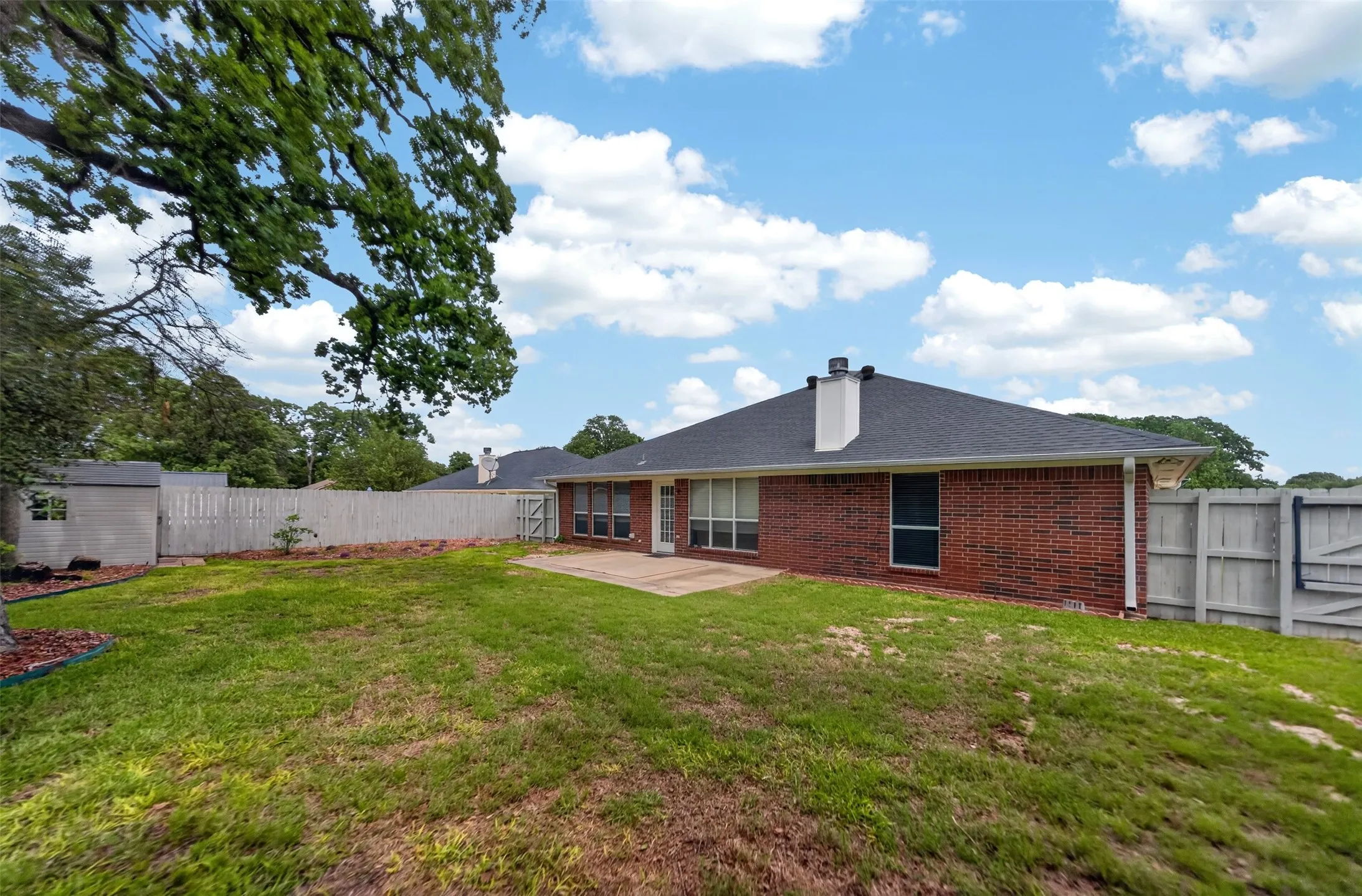 Single Family Residence For Sale in Smith County , 514 Noah Lane, Lindale, Texas 75771, 3 Bedroom, 2 Bathroom, 2 Garage spaces, 2,002 Sqft, built in 2002, mls#21244097, Real Estate Agent in Lindale, Homes For Sale in Smith county, Homes For Sale in Lindale, Realtor in Lindale Texas, Real Estate Brokerage Independent Realty Texas, Luminita Cordes Realtor