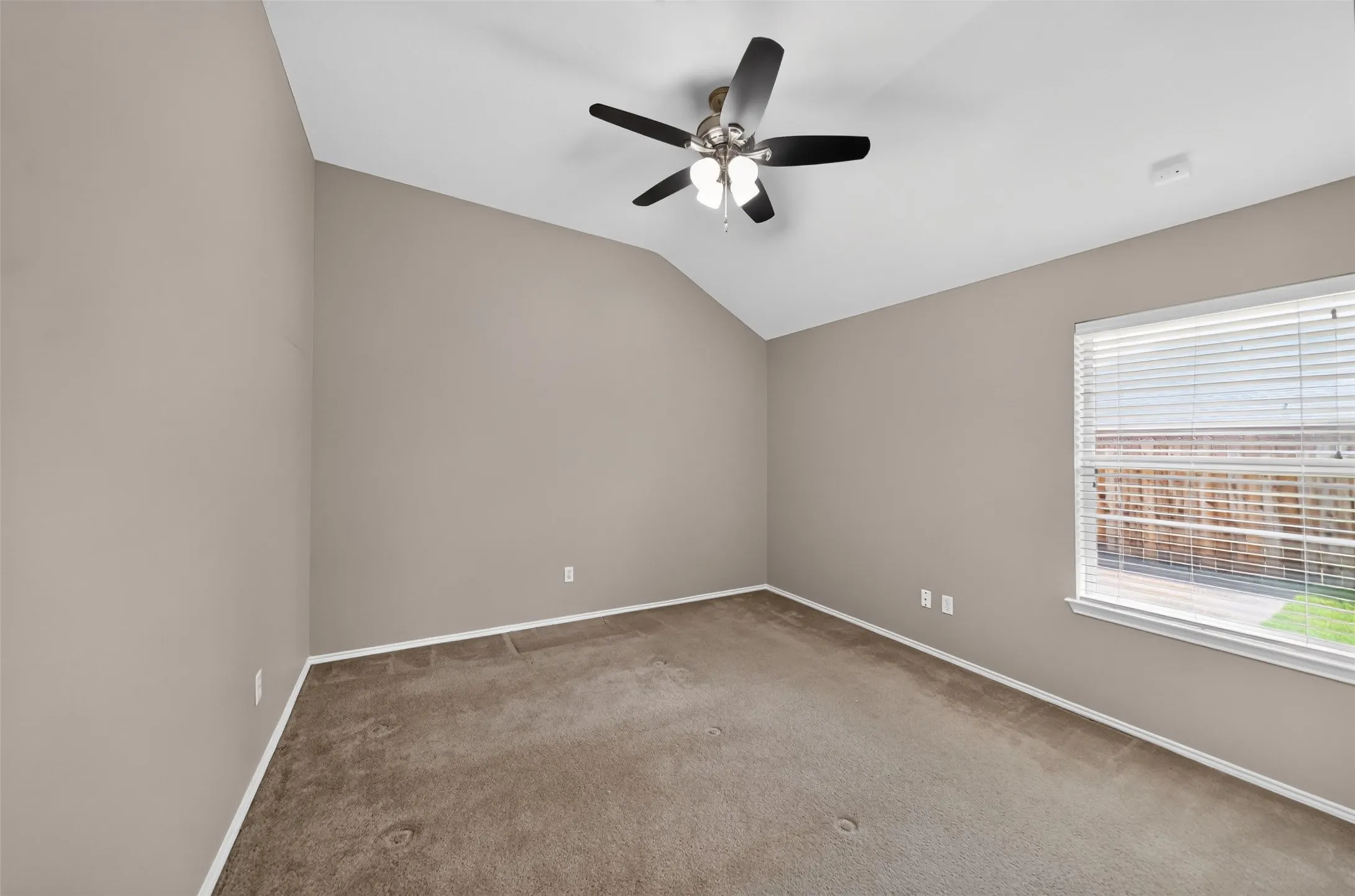 Single Family Residence For Sale in Smith County , 514 Noah Lane, Lindale, Texas 75771, 3 Bedroom, 2 Bathroom, 2 Garage spaces, 2,002 Sqft, built in 2002, mls#21244097, Real Estate Agent in Lindale, Homes For Sale in Smith county, Homes For Sale in Lindale, Realtor in Lindale Texas, Real Estate Brokerage Independent Realty Texas, Luminita Cordes Realtor