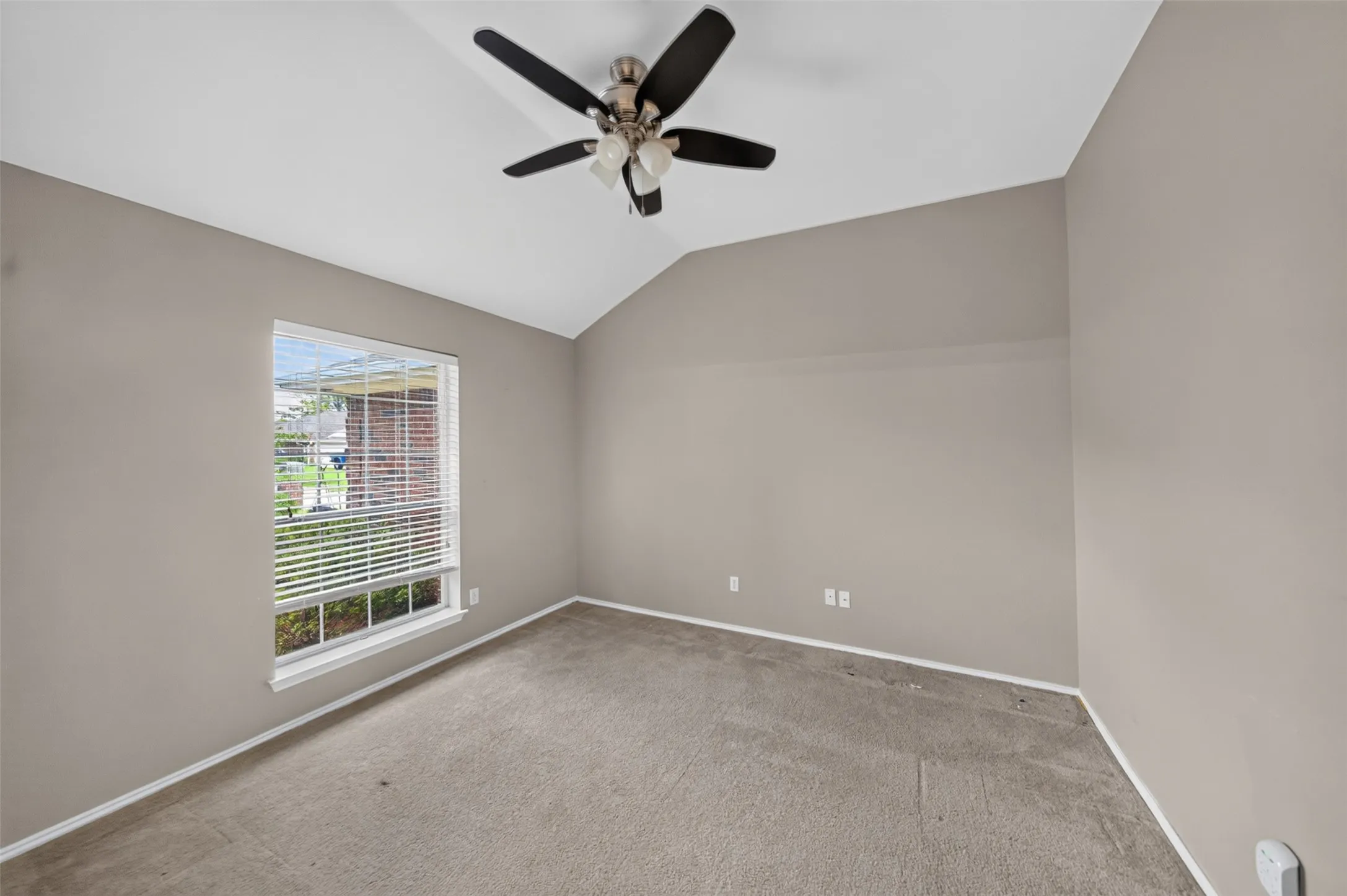 Single Family Residence For Sale in Smith County , 514 Noah Lane, Lindale, Texas 75771, 3 Bedroom, 2 Bathroom, 2 Garage spaces, 2,002 Sqft, built in 2002, mls#21244097, Real Estate Agent in Lindale, Homes For Sale in Smith county, Homes For Sale in Lindale, Realtor in Lindale Texas, Real Estate Brokerage Independent Realty Texas, Luminita Cordes Realtor