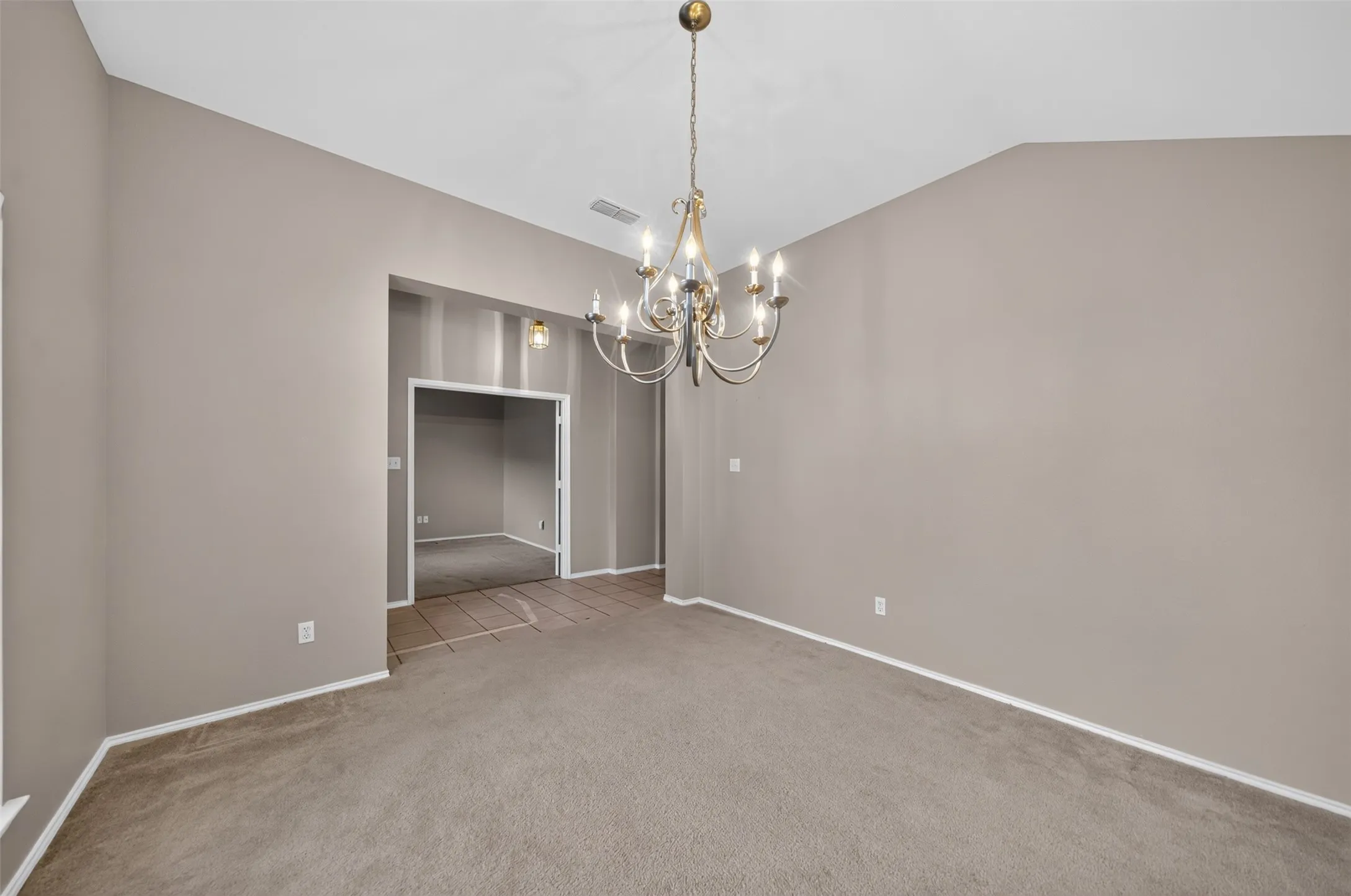 Single Family Residence For Sale in Smith County , 514 Noah Lane, Lindale, Texas 75771, 3 Bedroom, 2 Bathroom, 2 Garage spaces, 2,002 Sqft, built in 2002, mls#21244097, Real Estate Agent in Lindale, Homes For Sale in Smith county, Homes For Sale in Lindale, Realtor in Lindale Texas, Real Estate Brokerage Independent Realty Texas, Luminita Cordes Realtor