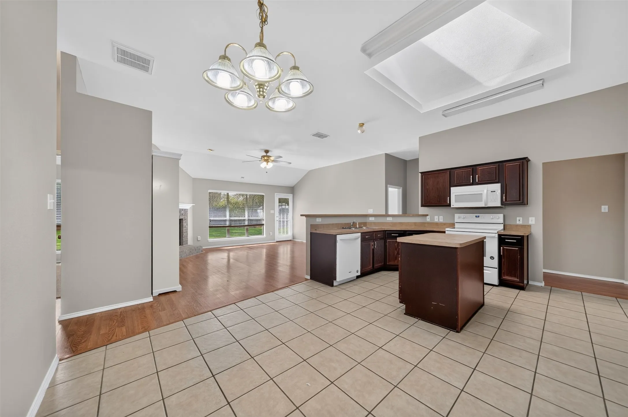 Single Family Residence For Sale in Smith County , 514 Noah Lane, Lindale, Texas 75771, 3 Bedroom, 2 Bathroom, 2 Garage spaces, 2,002 Sqft, built in 2002, mls#21244097, Real Estate Agent in Lindale, Homes For Sale in Smith county, Homes For Sale in Lindale, Realtor in Lindale Texas, Real Estate Brokerage Independent Realty Texas, Luminita Cordes Realtor