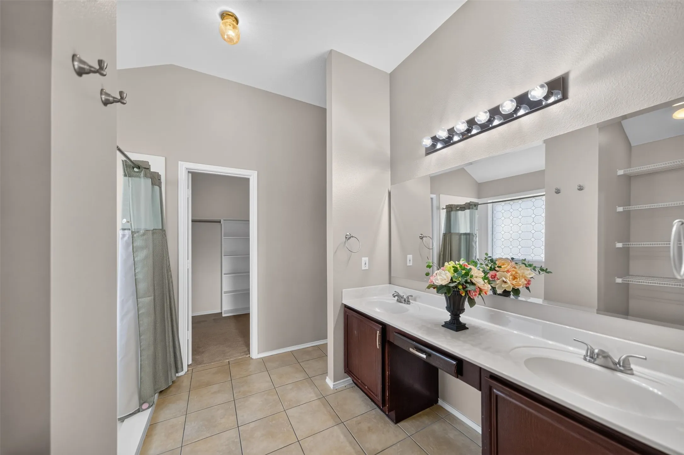 Single Family Residence For Sale in Smith County , 514 Noah Lane, Lindale, Texas 75771, 3 Bedroom, 2 Bathroom, 2 Garage spaces, 2,002 Sqft, built in 2002, mls#21244097, Real Estate Agent in Lindale, Homes For Sale in Smith county, Homes For Sale in Lindale, Realtor in Lindale Texas, Real Estate Brokerage Independent Realty Texas, Luminita Cordes Realtor