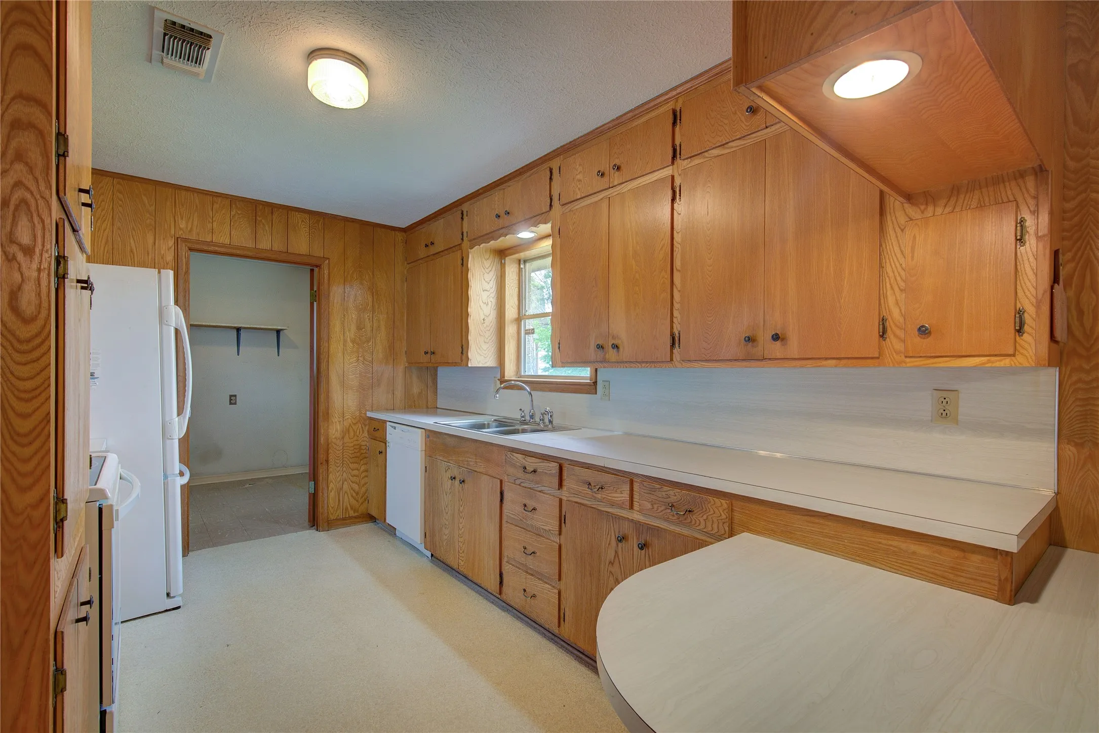 Single Family Residence For Sale in Hunt County , 7007 State Highway 50, Commerce, Texas 75428, 3 Bedroom, 2 Bathroom, Garage spaces, 1,683 Sqft, built in 1970, mls#21244098, Real Estate Agent in Commerce, Homes For Sale in Hunt county, Homes For Sale in Commerce, Realtor in Commerce Texas, Real Estate Brokerage Independent Realty Texas, Luminita Cordes Realtor