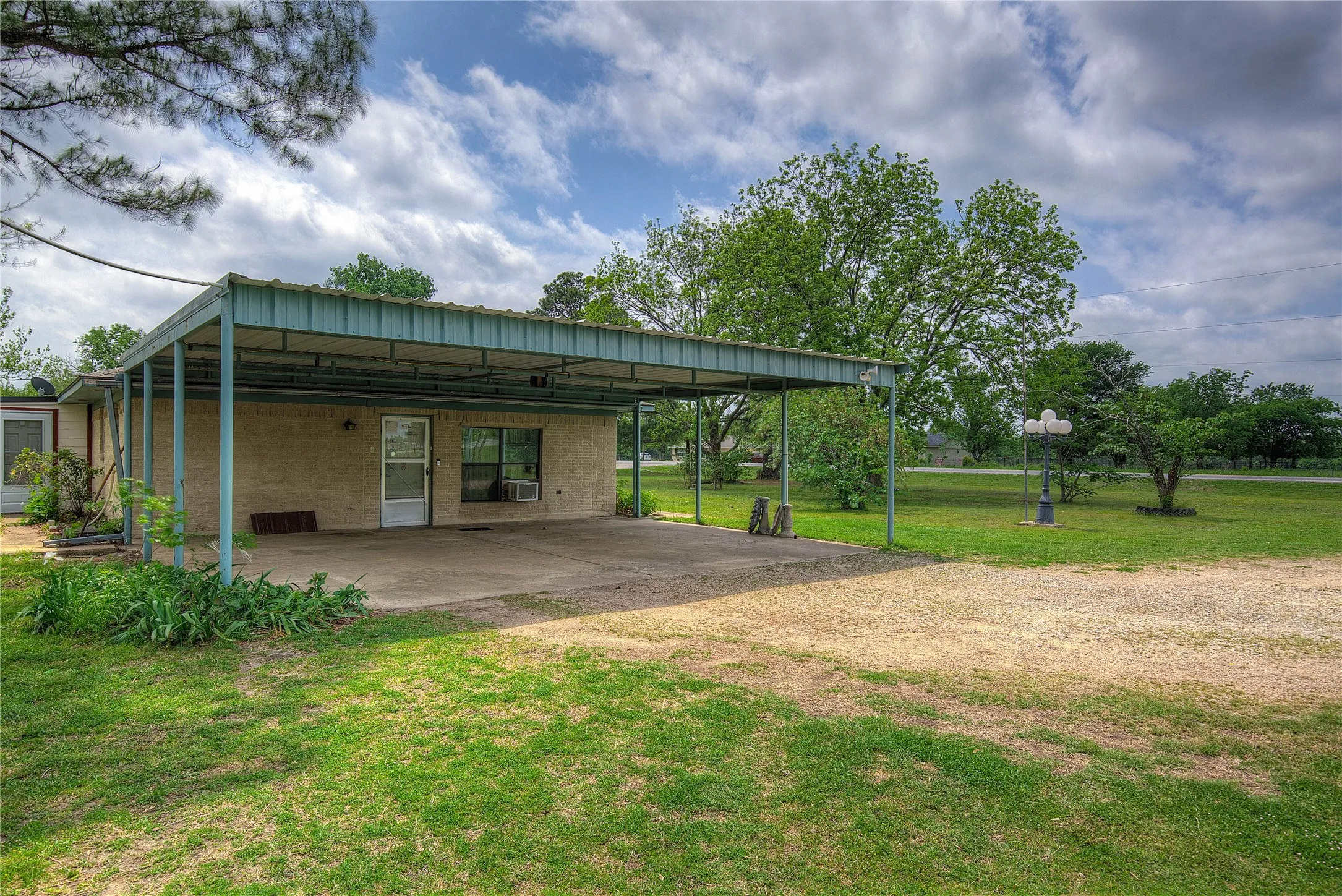 Single Family Residence For Sale in Hunt County , 7007 State Highway 50, Commerce, Texas 75428, 3 Bedroom, 2 Bathroom, Garage spaces, 1,683 Sqft, built in 1970, mls#21244098, Real Estate Agent in Commerce, Homes For Sale in Hunt county, Homes For Sale in Commerce, Realtor in Commerce Texas, Real Estate Brokerage Independent Realty Texas, Luminita Cordes Realtor