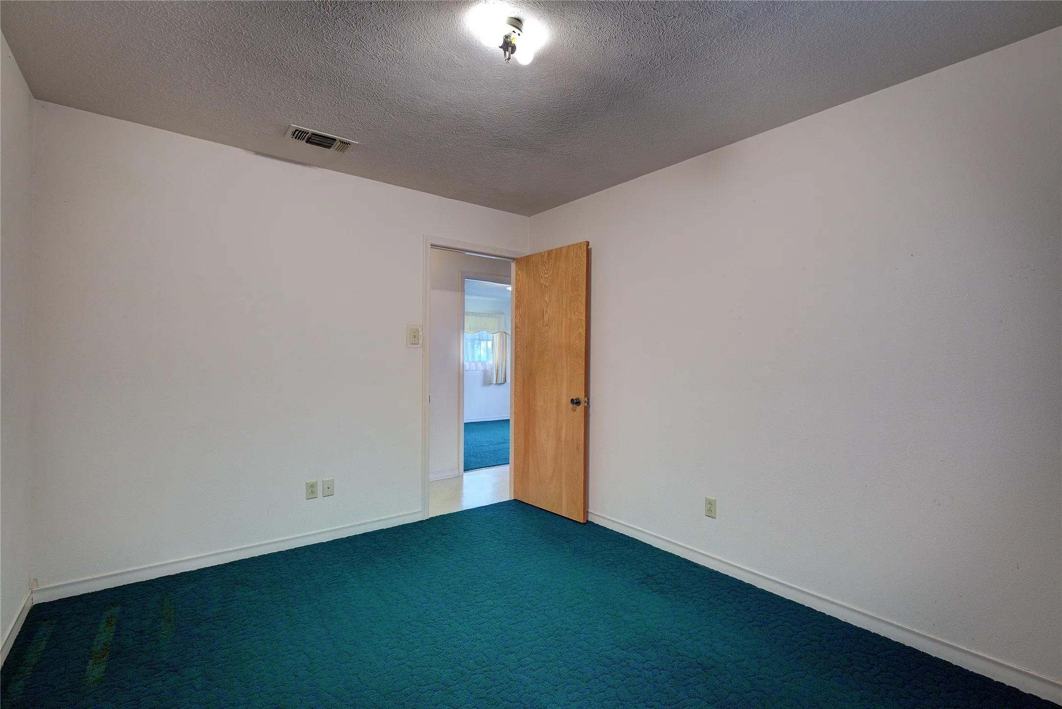 Single Family Residence For Sale in Hunt County , 7007 State Highway 50, Commerce, Texas 75428, 3 Bedroom, 2 Bathroom, Garage spaces, 1,683 Sqft, built in 1970, mls#21244098, Real Estate Agent in Commerce, Homes For Sale in Hunt county, Homes For Sale in Commerce, Realtor in Commerce Texas, Real Estate Brokerage Independent Realty Texas, Luminita Cordes Realtor