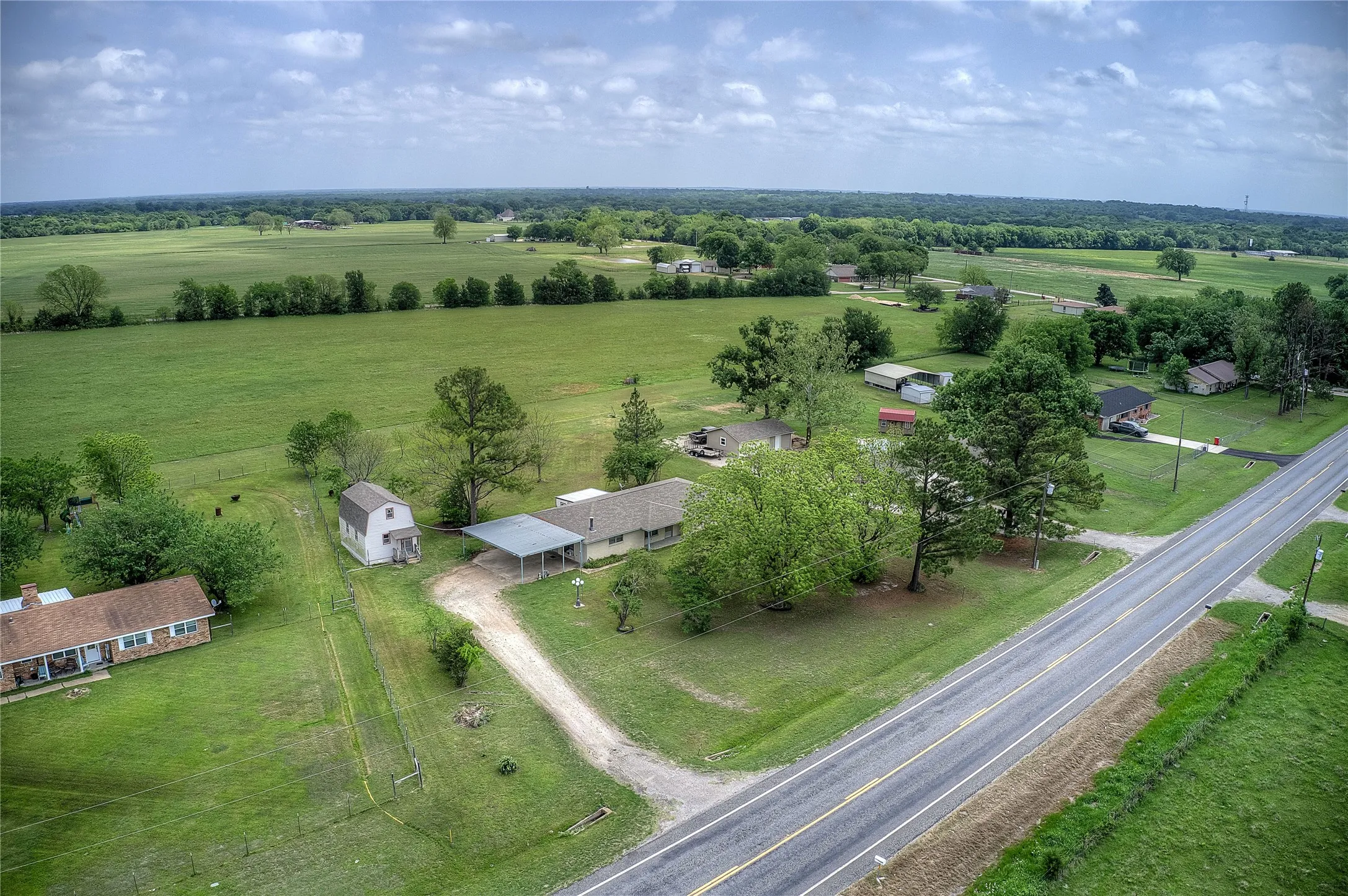 Single Family Residence For Sale in Hunt County , 7007 State Highway 50, Commerce, Texas 75428, 3 Bedroom, 2 Bathroom, Garage spaces, 1,683 Sqft, built in 1970, mls#21244098, Real Estate Agent in Commerce, Homes For Sale in Hunt county, Homes For Sale in Commerce, Realtor in Commerce Texas, Real Estate Brokerage Independent Realty Texas, Luminita Cordes Realtor