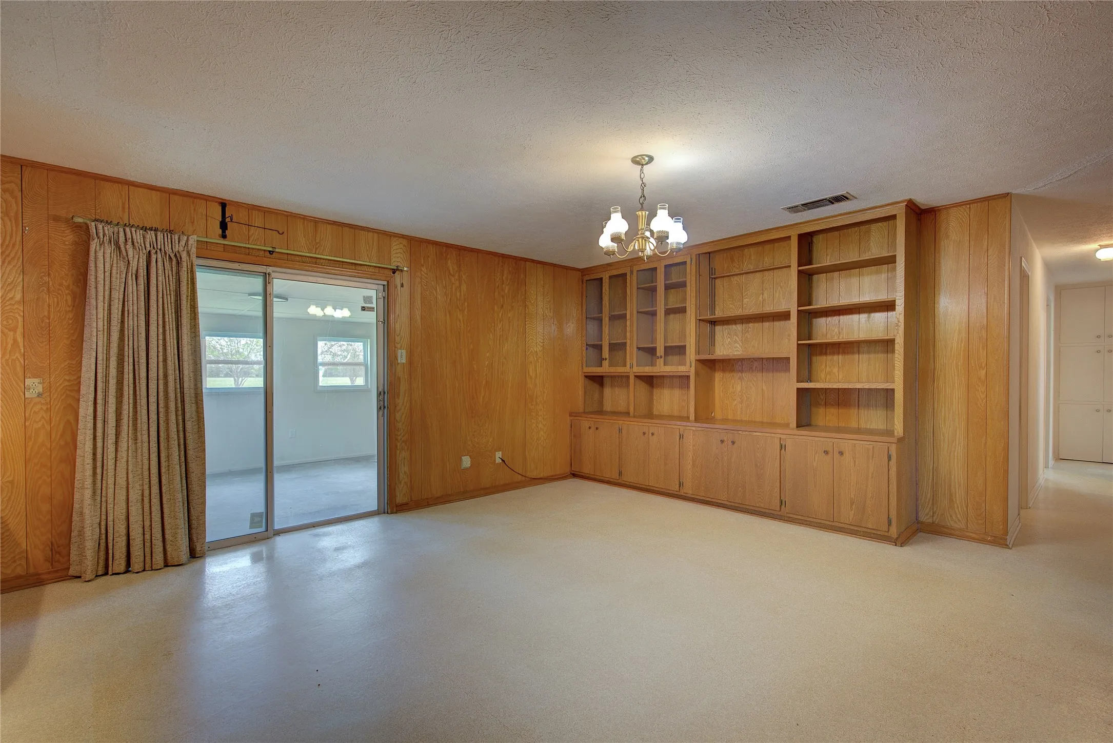Single Family Residence For Sale in Hunt County , 7007 State Highway 50, Commerce, Texas 75428, 3 Bedroom, 2 Bathroom, Garage spaces, 1,683 Sqft, built in 1970, mls#21244098, Real Estate Agent in Commerce, Homes For Sale in Hunt county, Homes For Sale in Commerce, Realtor in Commerce Texas, Real Estate Brokerage Independent Realty Texas, Luminita Cordes Realtor