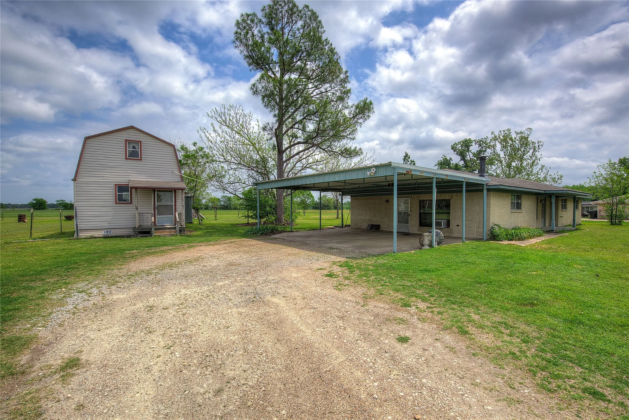 Single Family Residence For Sale in Hunt County , 7007 State Highway 50, Commerce, Texas 75428, 3 Bedroom, 2 Bathroom, Garage spaces, 1,683 Sqft, built in 1970, mls#21244098, Real Estate Agent in Commerce, Homes For Sale in Hunt county, Homes For Sale in Commerce, Realtor in Commerce Texas, Real Estate Brokerage Independent Realty Texas, Luminita Cordes Realtor