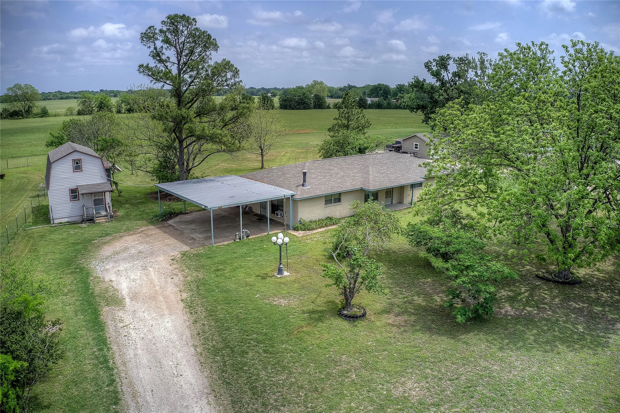 Single Family Residence For Sale in Hunt County , 7007 State Highway 50, Commerce, Texas 75428, 3 Bedroom, 2 Bathroom, Garage spaces, 1,683 Sqft, built in 1970, mls#21244098, Real Estate Agent in Commerce, Homes For Sale in Hunt county, Homes For Sale in Commerce, Realtor in Commerce Texas, Real Estate Brokerage Independent Realty Texas, Luminita Cordes Realtor