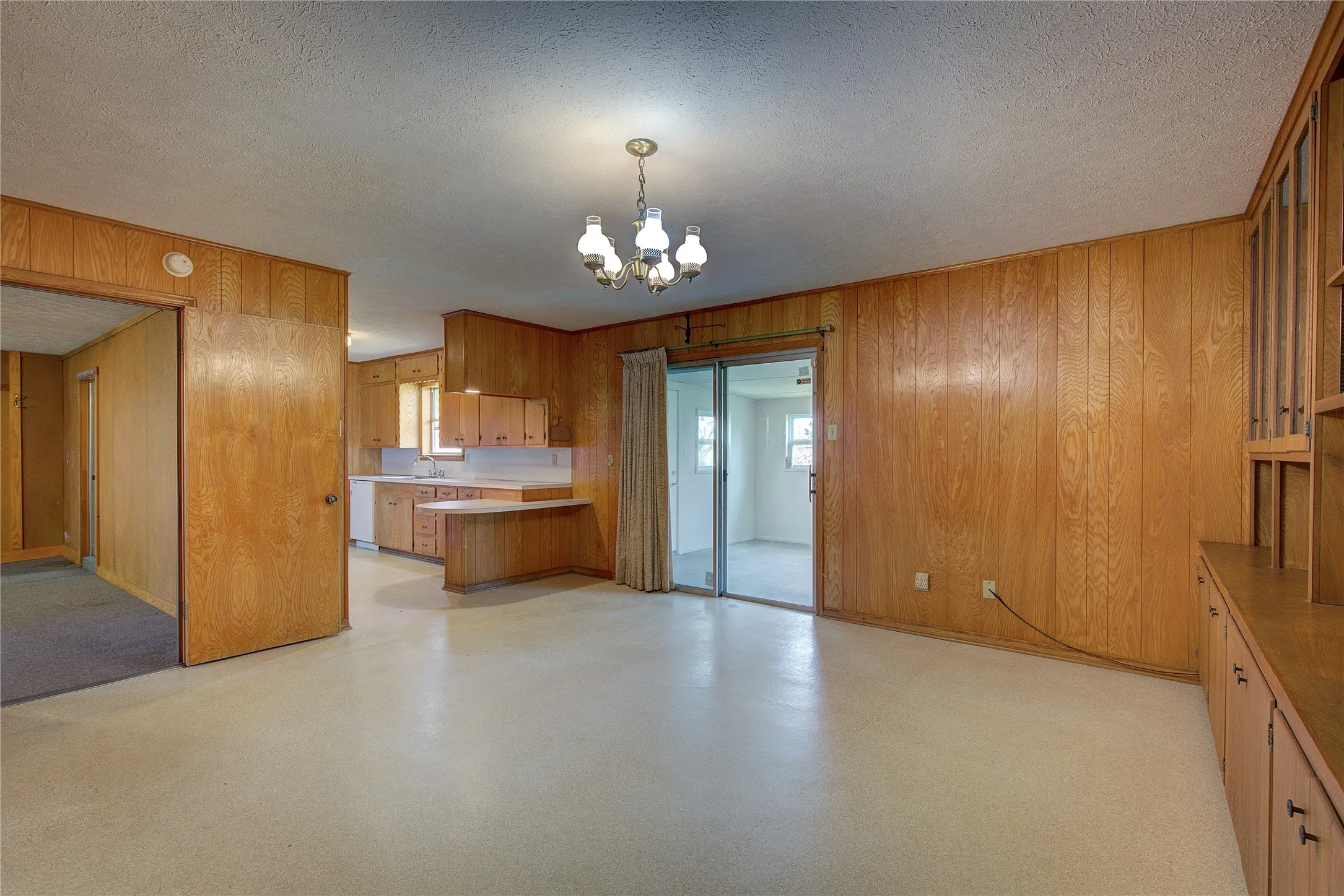 Single Family Residence For Sale in Hunt County , 7007 State Highway 50, Commerce, Texas 75428, 3 Bedroom, 2 Bathroom, Garage spaces, 1,683 Sqft, built in 1970, mls#21244098, Real Estate Agent in Commerce, Homes For Sale in Hunt county, Homes For Sale in Commerce, Realtor in Commerce Texas, Real Estate Brokerage Independent Realty Texas, Luminita Cordes Realtor