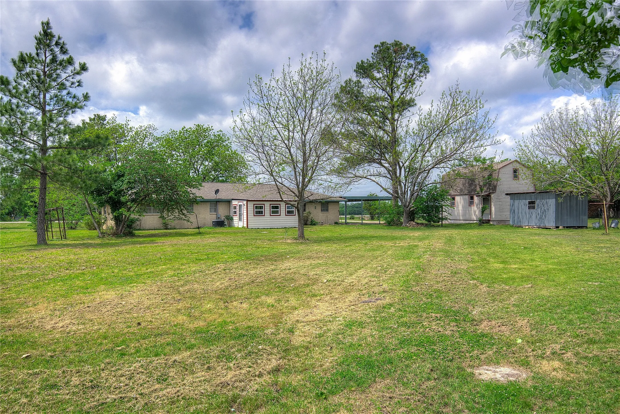 Single Family Residence For Sale in Hunt County , 7007 State Highway 50, Commerce, Texas 75428, 3 Bedroom, 2 Bathroom, Garage spaces, 1,683 Sqft, built in 1970, mls#21244098, Real Estate Agent in Commerce, Homes For Sale in Hunt county, Homes For Sale in Commerce, Realtor in Commerce Texas, Real Estate Brokerage Independent Realty Texas, Luminita Cordes Realtor