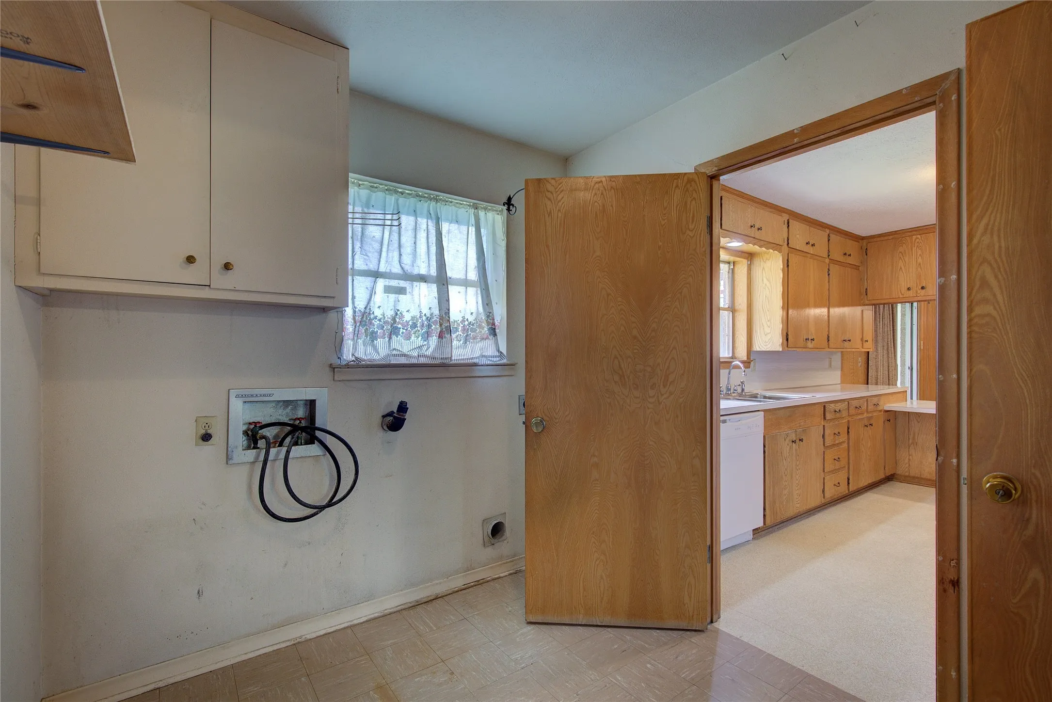 Single Family Residence For Sale in Hunt County , 7007 State Highway 50, Commerce, Texas 75428, 3 Bedroom, 2 Bathroom, Garage spaces, 1,683 Sqft, built in 1970, mls#21244098, Real Estate Agent in Commerce, Homes For Sale in Hunt county, Homes For Sale in Commerce, Realtor in Commerce Texas, Real Estate Brokerage Independent Realty Texas, Luminita Cordes Realtor