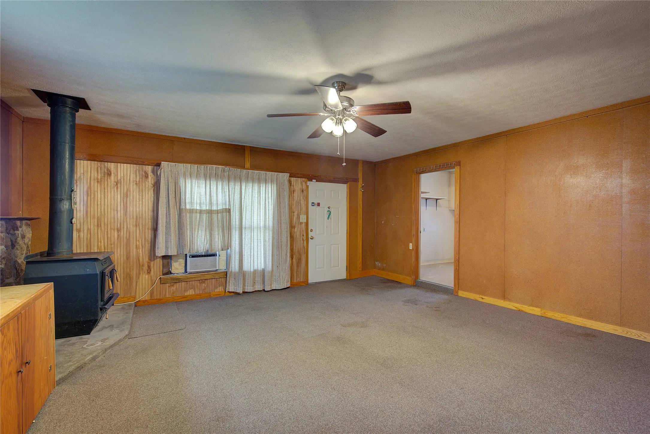 Single Family Residence For Sale in Hunt County , 7007 State Highway 50, Commerce, Texas 75428, 3 Bedroom, 2 Bathroom, Garage spaces, 1,683 Sqft, built in 1970, mls#21244098, Real Estate Agent in Commerce, Homes For Sale in Hunt county, Homes For Sale in Commerce, Realtor in Commerce Texas, Real Estate Brokerage Independent Realty Texas, Luminita Cordes Realtor