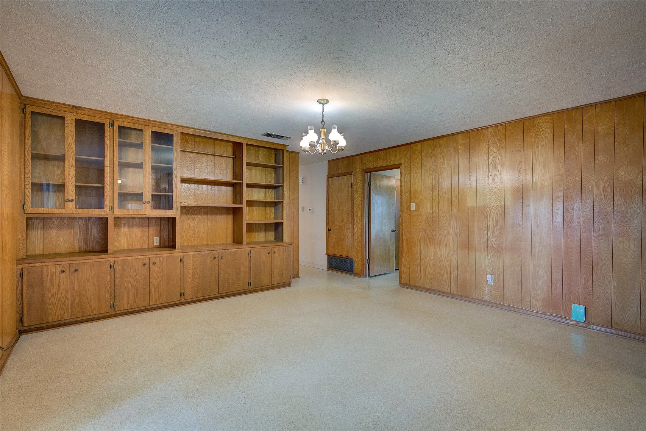 Single Family Residence For Sale in Hunt County , 7007 State Highway 50, Commerce, Texas 75428, 3 Bedroom, 2 Bathroom, Garage spaces, 1,683 Sqft, built in 1970, mls#21244098, Real Estate Agent in Commerce, Homes For Sale in Hunt county, Homes For Sale in Commerce, Realtor in Commerce Texas, Real Estate Brokerage Independent Realty Texas, Luminita Cordes Realtor