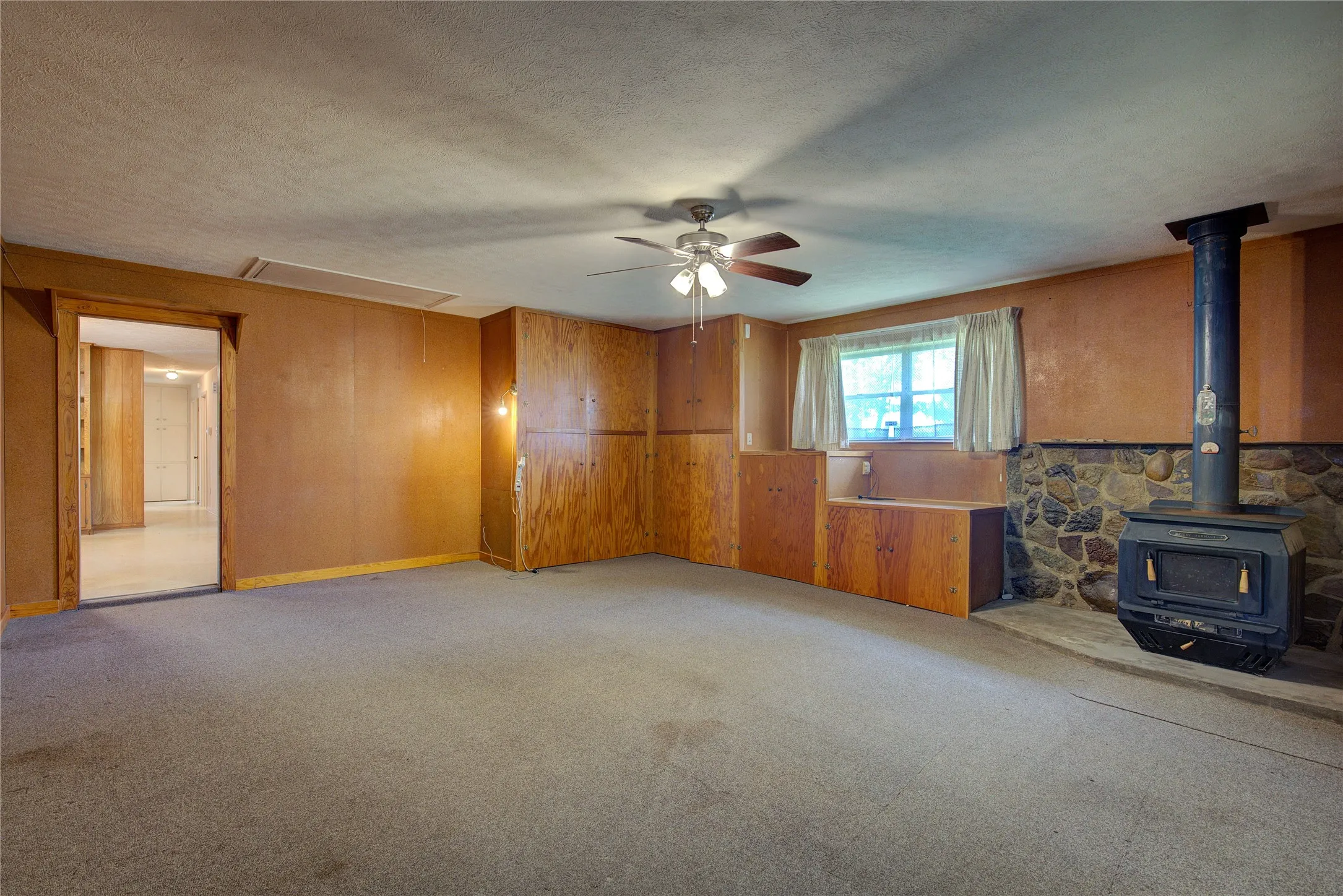 Single Family Residence For Sale in Hunt County , 7007 State Highway 50, Commerce, Texas 75428, 3 Bedroom, 2 Bathroom, Garage spaces, 1,683 Sqft, built in 1970, mls#21244098, Real Estate Agent in Commerce, Homes For Sale in Hunt county, Homes For Sale in Commerce, Realtor in Commerce Texas, Real Estate Brokerage Independent Realty Texas, Luminita Cordes Realtor