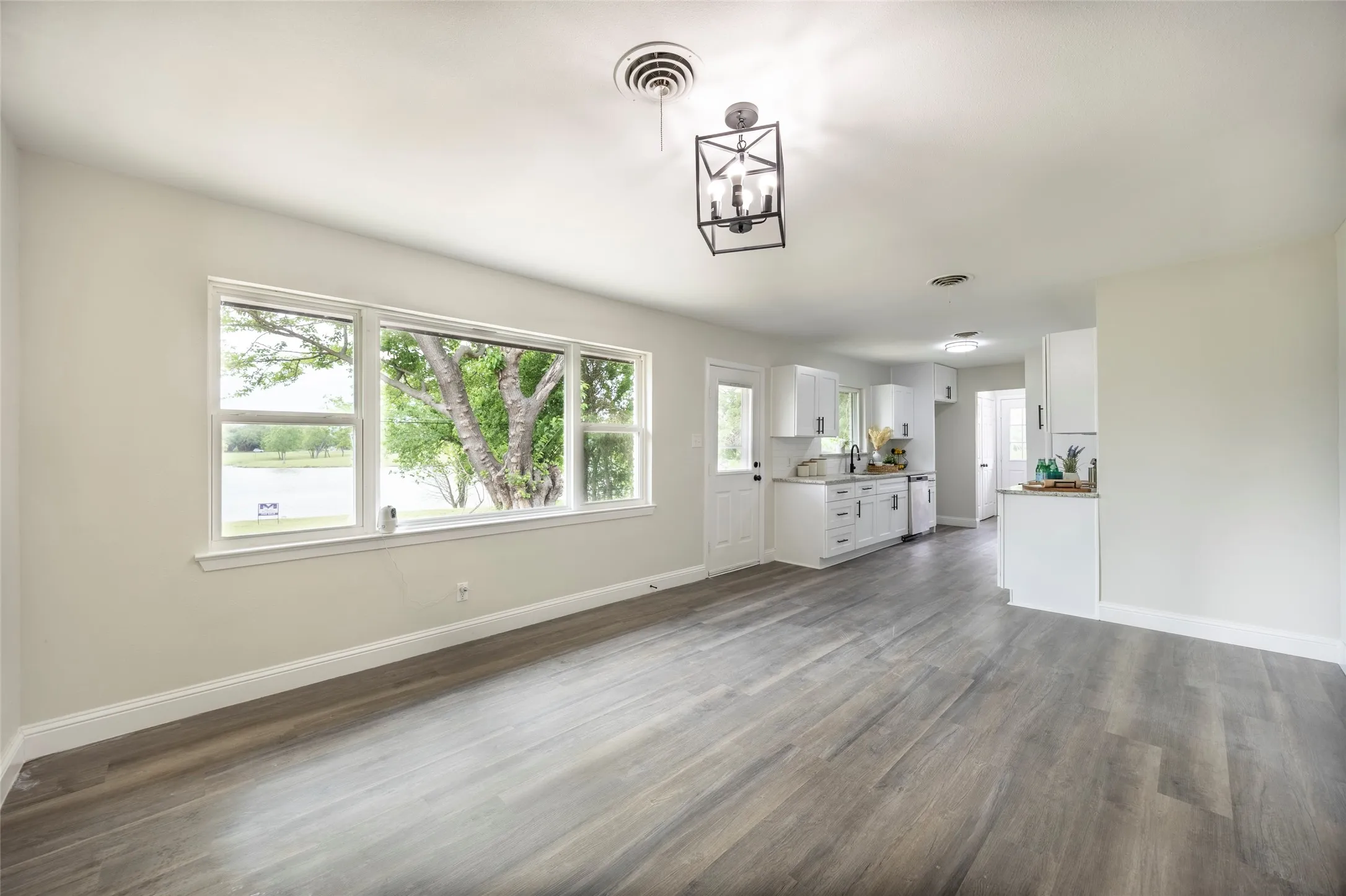 Single Family Residence For Sale in Ellis County , 536 Lakeshore Drive, Ennis, Texas 75119, 3 Bedroom, 2 Bathroom, 2 Garage spaces, 1,441 Sqft, built in 1959, mls#21244117, Real Estate Agent in Ennis, Homes For Sale in Ellis county, Homes For Sale in Ennis, Realtor in Ennis Texas, Real Estate Brokerage Independent Realty Texas, Luminita Cordes Realtor