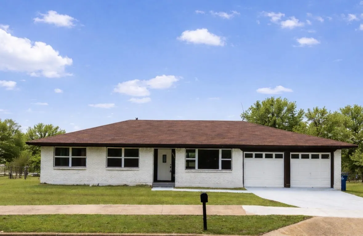 Single Family Residence For Sale in Ellis County , 536 Lakeshore Drive, Ennis, Texas 75119, 3 Bedroom, 2 Bathroom, 2 Garage spaces, 1,441 Sqft, built in 1959, mls#21244117, Real Estate Agent in Ennis, Homes For Sale in Ellis county, Homes For Sale in Ennis, Realtor in Ennis Texas, Real Estate Brokerage Independent Realty Texas, Luminita Cordes Realtor