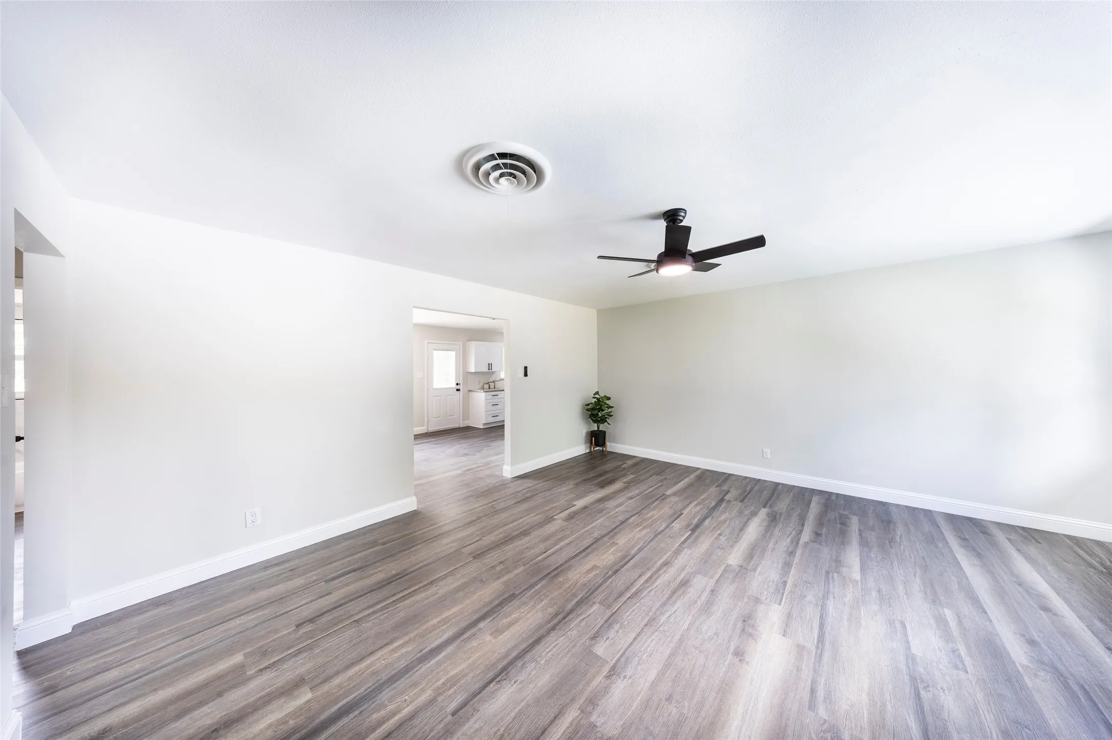Single Family Residence For Sale in Ellis County , 536 Lakeshore Drive, Ennis, Texas 75119, 3 Bedroom, 2 Bathroom, 2 Garage spaces, 1,441 Sqft, built in 1959, mls#21244117, Real Estate Agent in Ennis, Homes For Sale in Ellis county, Homes For Sale in Ennis, Realtor in Ennis Texas, Real Estate Brokerage Independent Realty Texas, Luminita Cordes Realtor