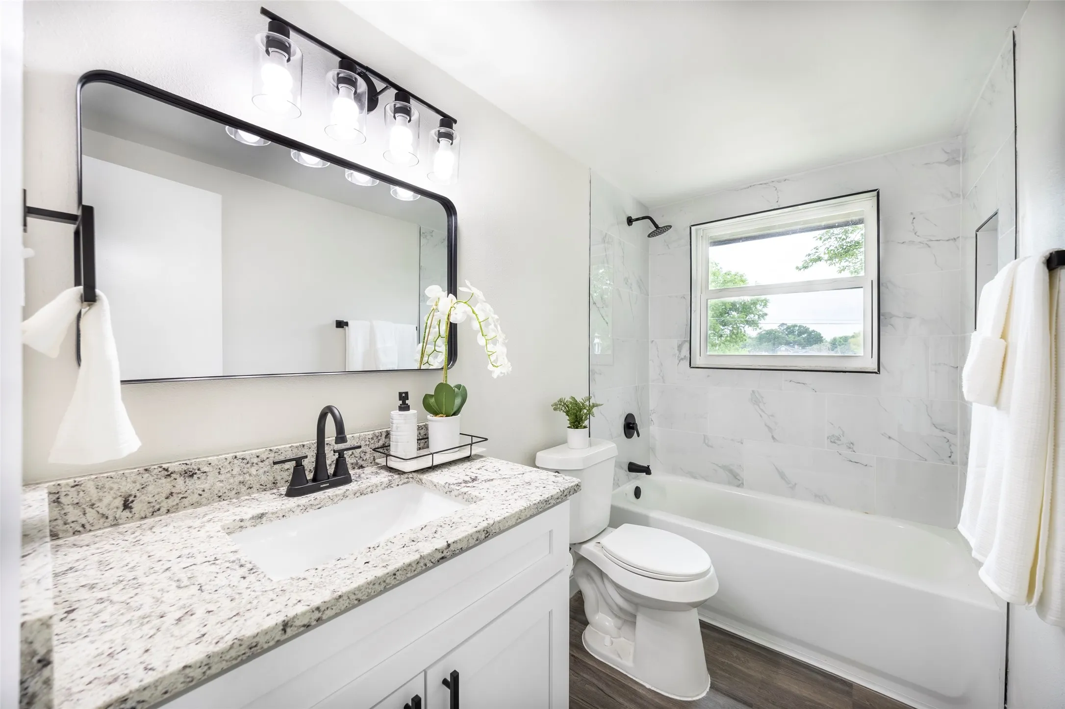 Single Family Residence For Sale in Ellis County , 536 Lakeshore Drive, Ennis, Texas 75119, 3 Bedroom, 2 Bathroom, 2 Garage spaces, 1,441 Sqft, built in 1959, mls#21244117, Real Estate Agent in Ennis, Homes For Sale in Ellis county, Homes For Sale in Ennis, Realtor in Ennis Texas, Real Estate Brokerage Independent Realty Texas, Luminita Cordes Realtor