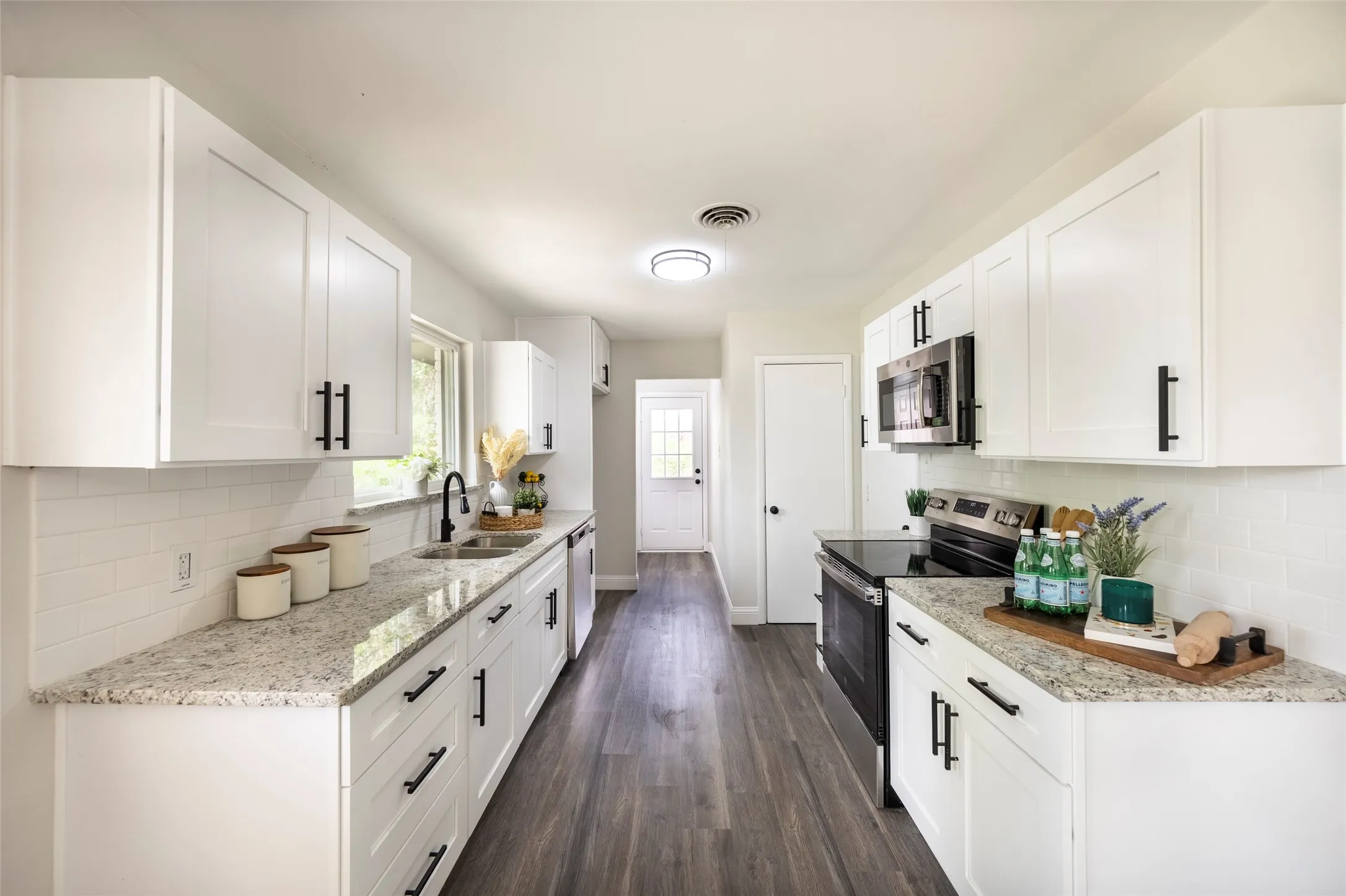 Single Family Residence For Sale in Ellis County , 536 Lakeshore Drive, Ennis, Texas 75119, 3 Bedroom, 2 Bathroom, 2 Garage spaces, 1,441 Sqft, built in 1959, mls#21244117, Real Estate Agent in Ennis, Homes For Sale in Ellis county, Homes For Sale in Ennis, Realtor in Ennis Texas, Real Estate Brokerage Independent Realty Texas, Luminita Cordes Realtor