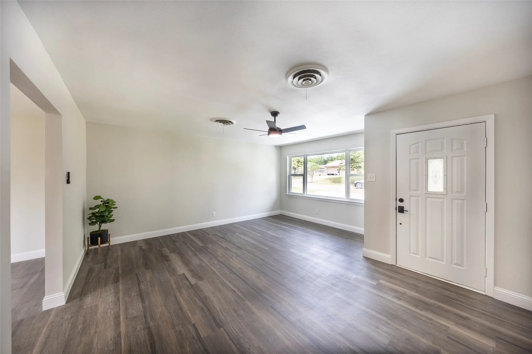 Single Family Residence For Sale in Ellis County , 536 Lakeshore Drive, Ennis, Texas 75119, 3 Bedroom, 2 Bathroom, 2 Garage spaces, 1,441 Sqft, built in 1959, mls#21244117, Real Estate Agent in Ennis, Homes For Sale in Ellis county, Homes For Sale in Ennis, Realtor in Ennis Texas, Real Estate Brokerage Independent Realty Texas, Luminita Cordes Realtor