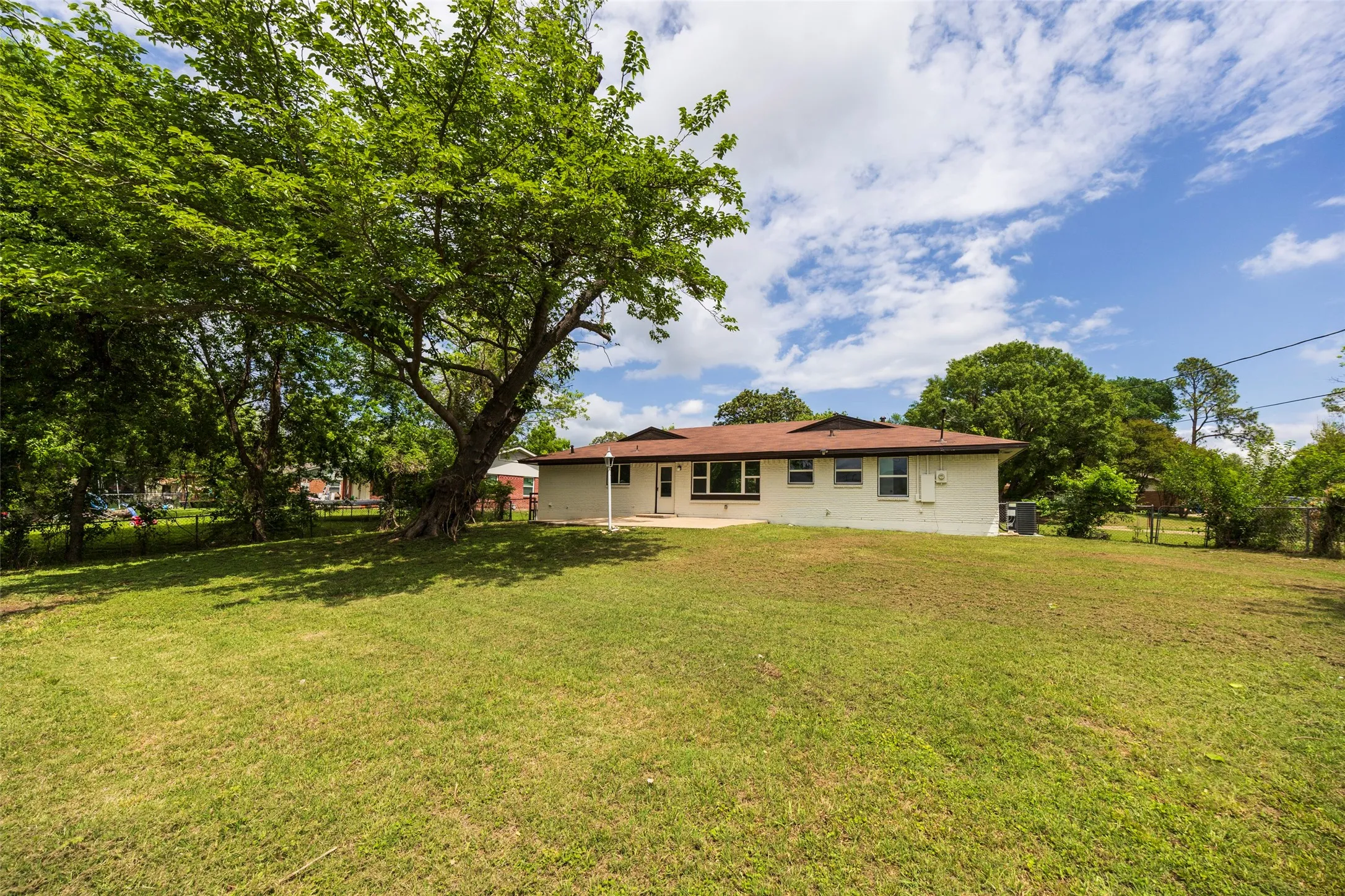 Single Family Residence For Sale in Ellis County , 536 Lakeshore Drive, Ennis, Texas 75119, 3 Bedroom, 2 Bathroom, 2 Garage spaces, 1,441 Sqft, built in 1959, mls#21244117, Real Estate Agent in Ennis, Homes For Sale in Ellis county, Homes For Sale in Ennis, Realtor in Ennis Texas, Real Estate Brokerage Independent Realty Texas, Luminita Cordes Realtor