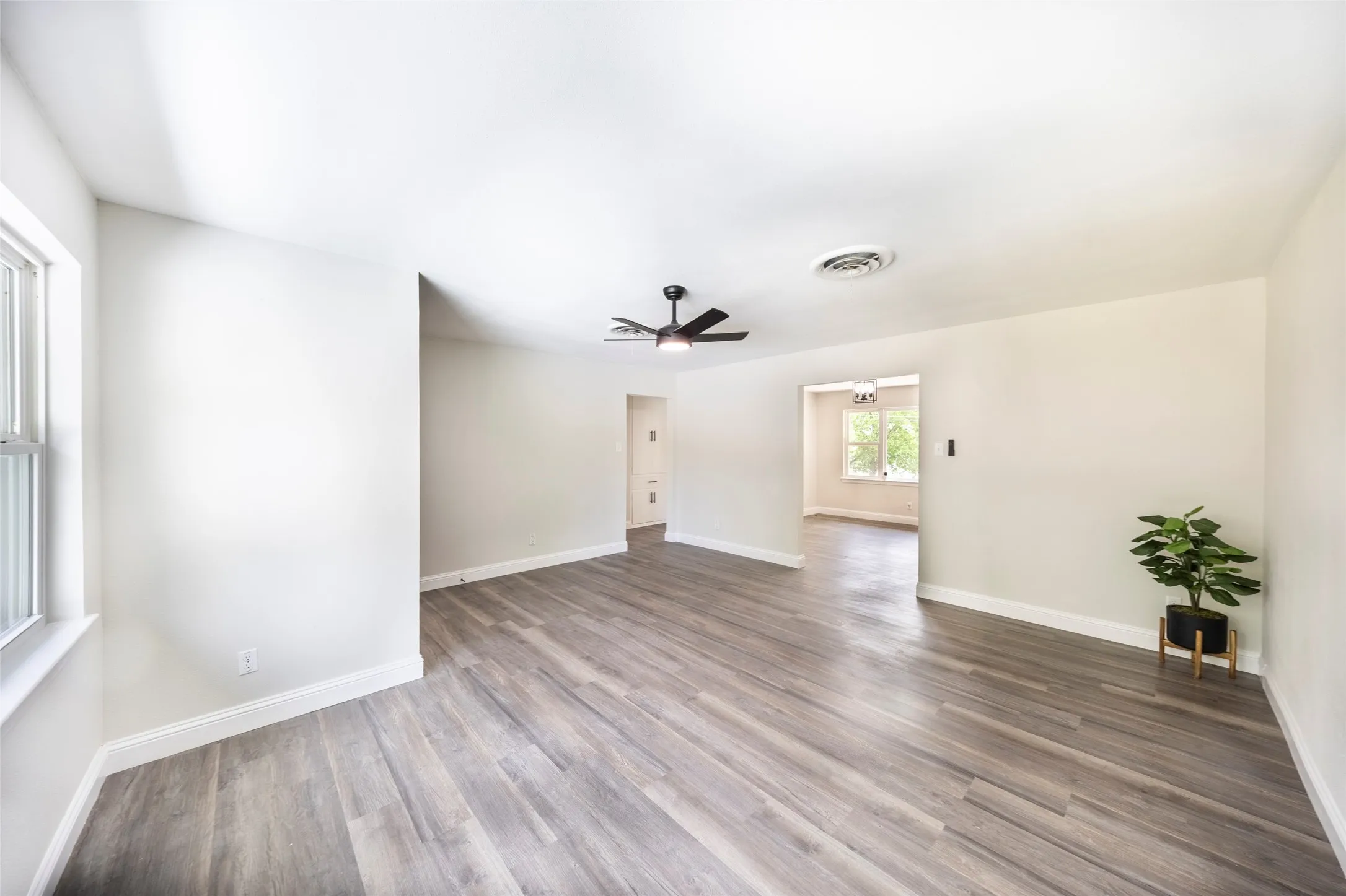 Single Family Residence For Sale in Ellis County , 536 Lakeshore Drive, Ennis, Texas 75119, 3 Bedroom, 2 Bathroom, 2 Garage spaces, 1,441 Sqft, built in 1959, mls#21244117, Real Estate Agent in Ennis, Homes For Sale in Ellis county, Homes For Sale in Ennis, Realtor in Ennis Texas, Real Estate Brokerage Independent Realty Texas, Luminita Cordes Realtor