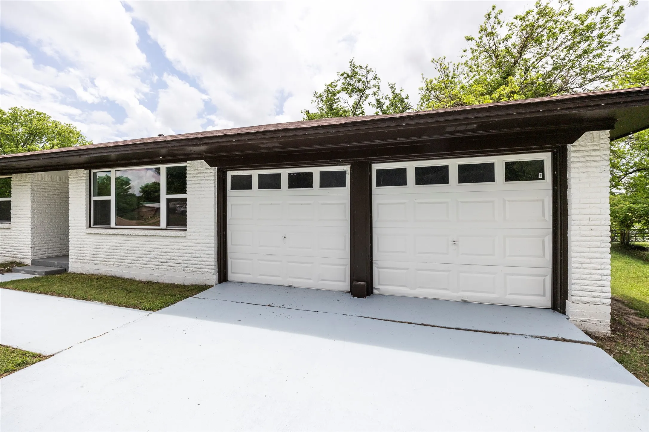 Single Family Residence For Sale in Ellis County , 536 Lakeshore Drive, Ennis, Texas 75119, 3 Bedroom, 2 Bathroom, 2 Garage spaces, 1,441 Sqft, built in 1959, mls#21244117, Real Estate Agent in Ennis, Homes For Sale in Ellis county, Homes For Sale in Ennis, Realtor in Ennis Texas, Real Estate Brokerage Independent Realty Texas, Luminita Cordes Realtor