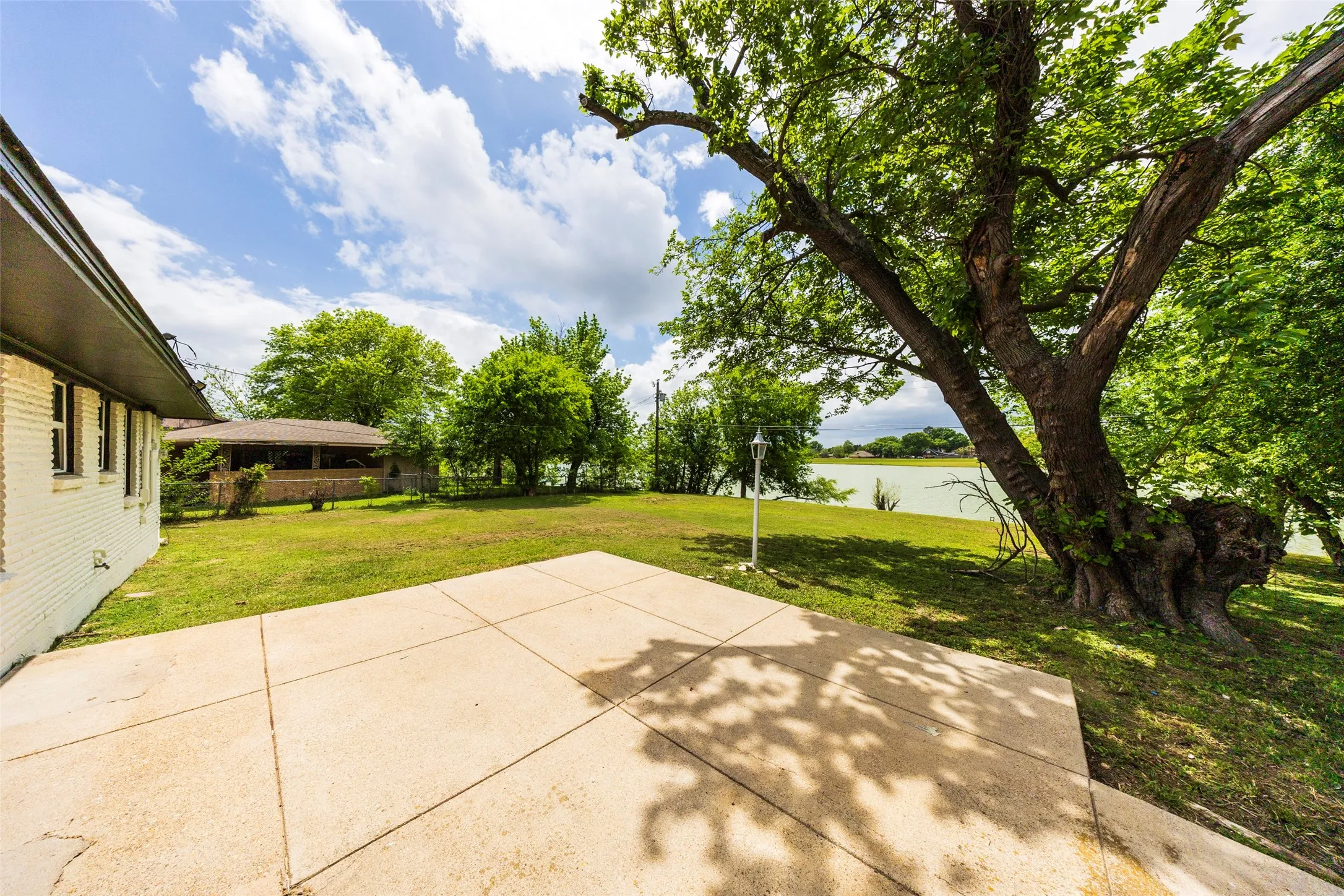 Single Family Residence For Sale in Ellis County , 536 Lakeshore Drive, Ennis, Texas 75119, 3 Bedroom, 2 Bathroom, 2 Garage spaces, 1,441 Sqft, built in 1959, mls#21244117, Real Estate Agent in Ennis, Homes For Sale in Ellis county, Homes For Sale in Ennis, Realtor in Ennis Texas, Real Estate Brokerage Independent Realty Texas, Luminita Cordes Realtor