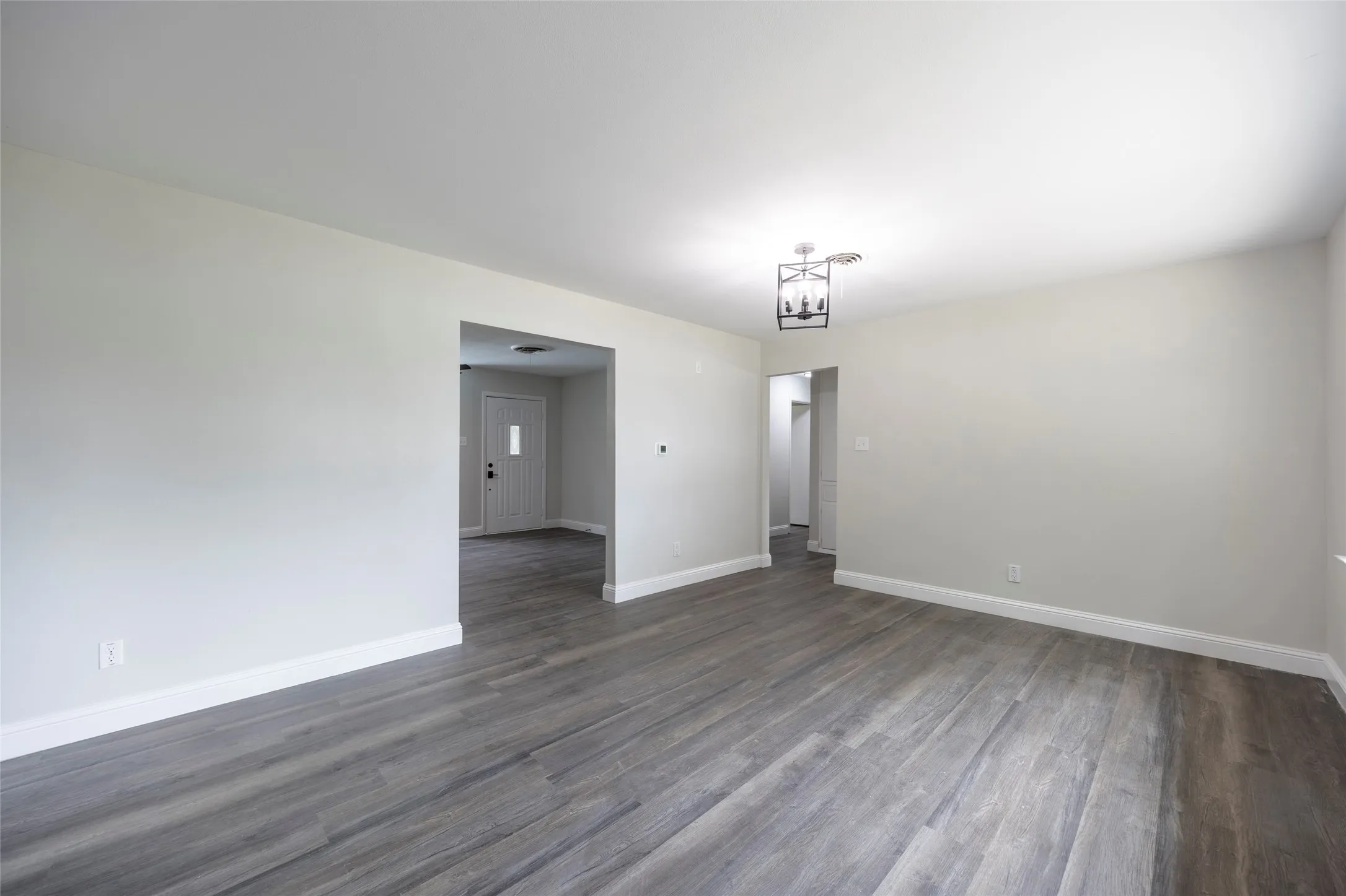 Single Family Residence For Sale in Ellis County , 536 Lakeshore Drive, Ennis, Texas 75119, 3 Bedroom, 2 Bathroom, 2 Garage spaces, 1,441 Sqft, built in 1959, mls#21244117, Real Estate Agent in Ennis, Homes For Sale in Ellis county, Homes For Sale in Ennis, Realtor in Ennis Texas, Real Estate Brokerage Independent Realty Texas, Luminita Cordes Realtor