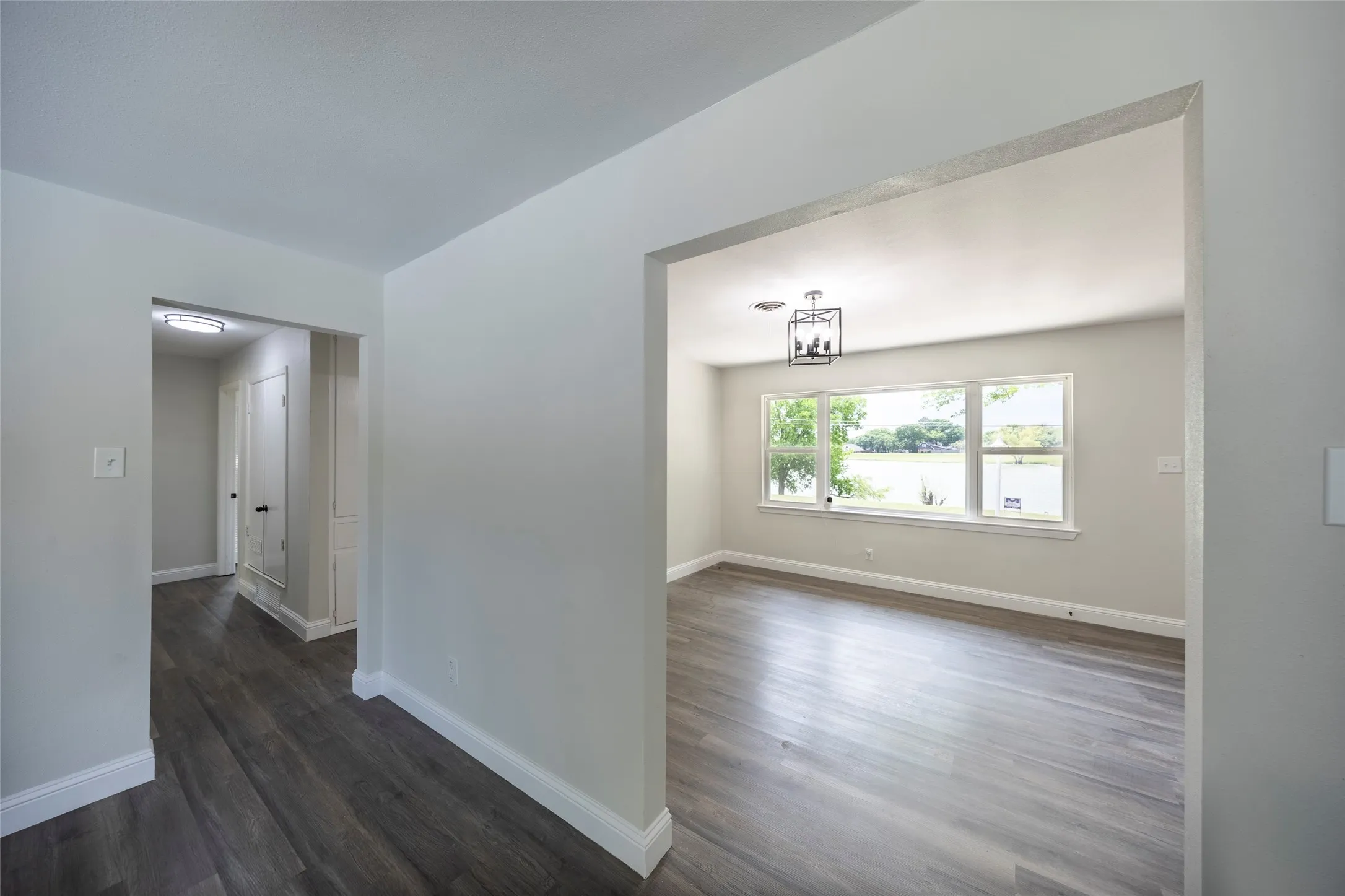 Single Family Residence For Sale in Ellis County , 536 Lakeshore Drive, Ennis, Texas 75119, 3 Bedroom, 2 Bathroom, 2 Garage spaces, 1,441 Sqft, built in 1959, mls#21244117, Real Estate Agent in Ennis, Homes For Sale in Ellis county, Homes For Sale in Ennis, Realtor in Ennis Texas, Real Estate Brokerage Independent Realty Texas, Luminita Cordes Realtor