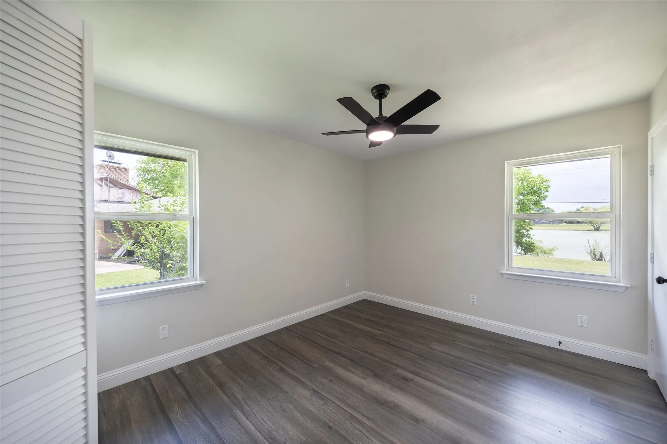 Single Family Residence For Sale in Ellis County , 536 Lakeshore Drive, Ennis, Texas 75119, 3 Bedroom, 2 Bathroom, 2 Garage spaces, 1,441 Sqft, built in 1959, mls#21244117, Real Estate Agent in Ennis, Homes For Sale in Ellis county, Homes For Sale in Ennis, Realtor in Ennis Texas, Real Estate Brokerage Independent Realty Texas, Luminita Cordes Realtor
