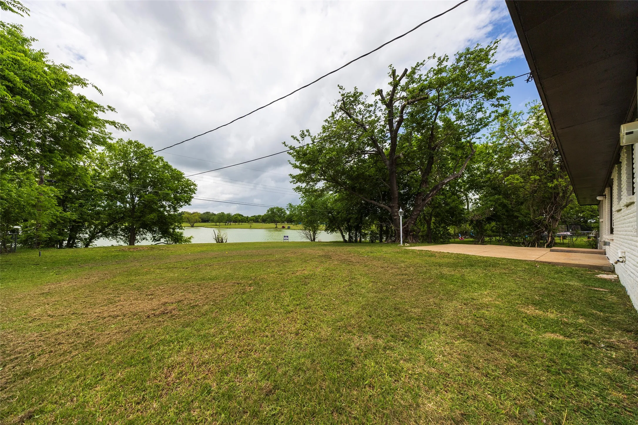 Single Family Residence For Sale in Ellis County , 536 Lakeshore Drive, Ennis, Texas 75119, 3 Bedroom, 2 Bathroom, 2 Garage spaces, 1,441 Sqft, built in 1959, mls#21244117, Real Estate Agent in Ennis, Homes For Sale in Ellis county, Homes For Sale in Ennis, Realtor in Ennis Texas, Real Estate Brokerage Independent Realty Texas, Luminita Cordes Realtor